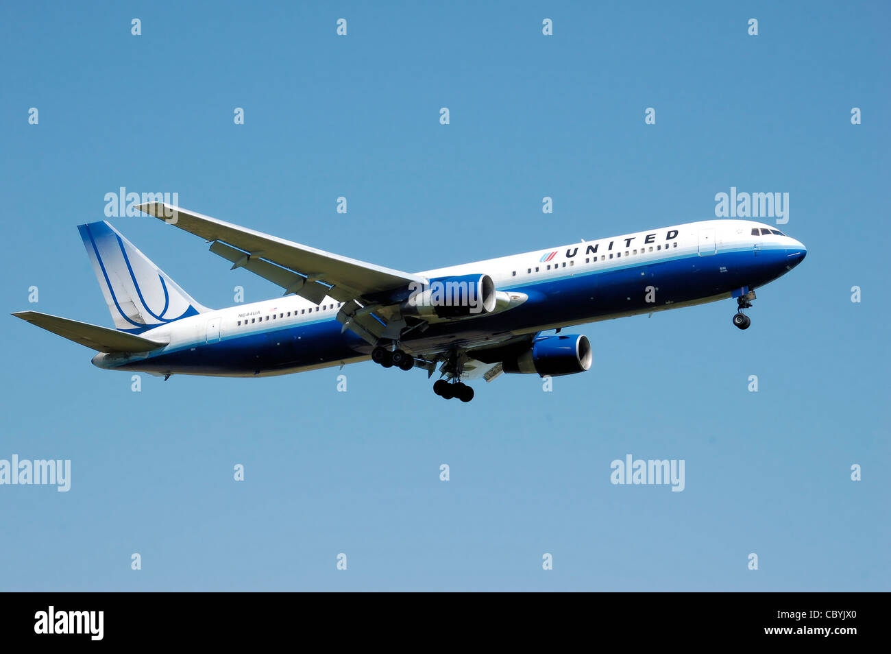 United Airlines Boeing 767-300 (N644UA) les terres à l'aéroport Heathrow de Londres, Angleterre. Banque D'Images