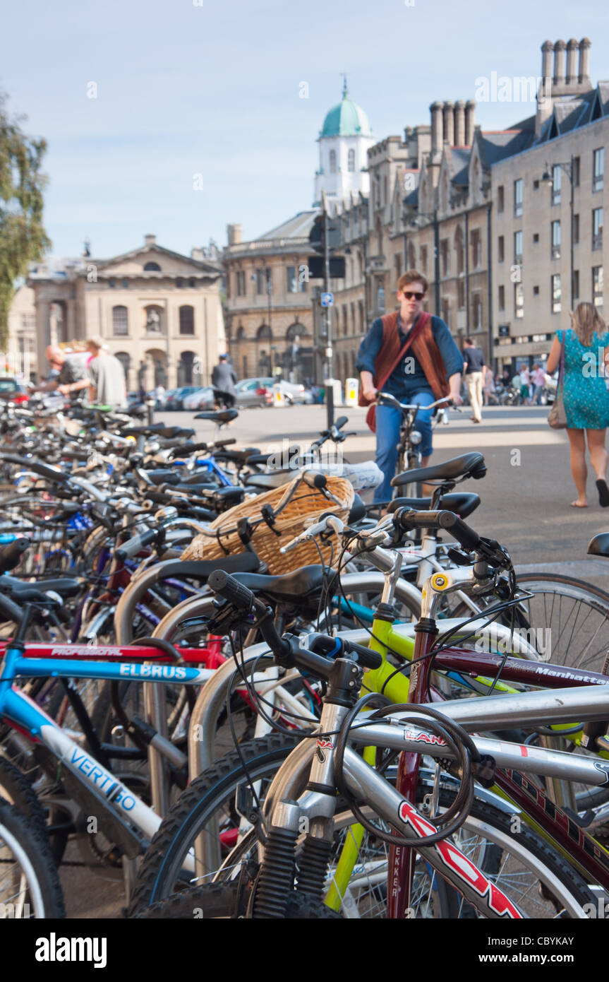 Vélos garés plus cyclist sur Broad Street à Oxford, UK Banque D'Images