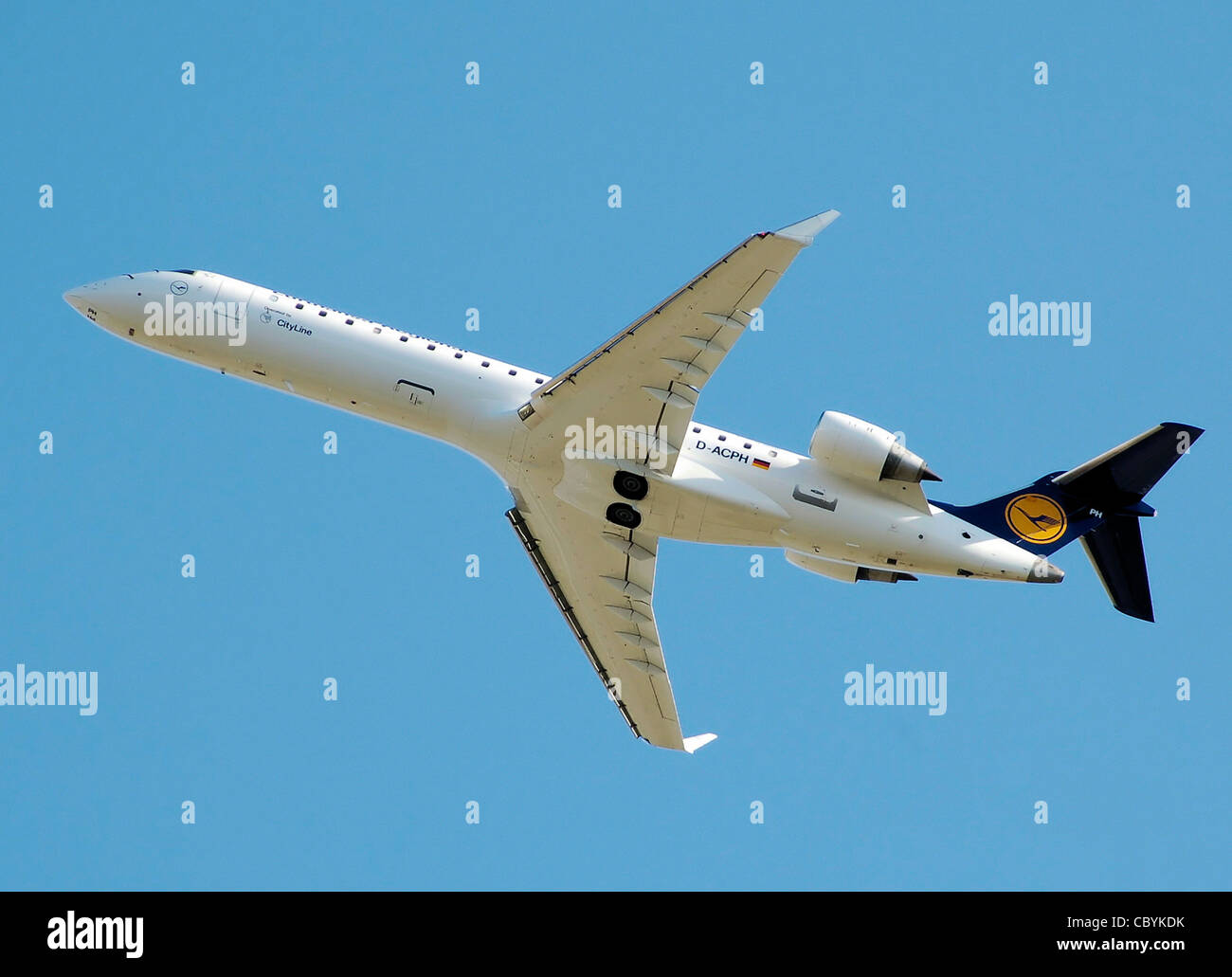 Lufthansa CityLine régional Bombardier CRJ700 (D-CCSP) décolle de l'aéroport Heathrow de Londres, Angleterre. Banque D'Images