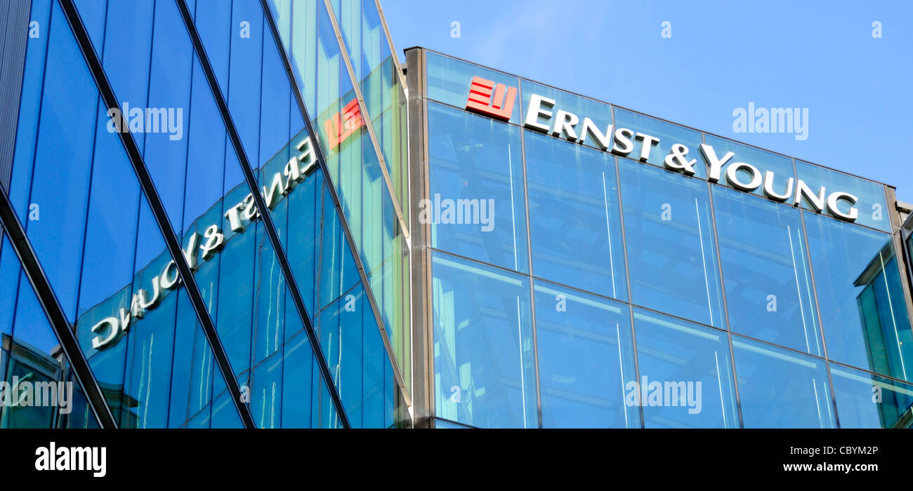Bureaux d'affaires du cabinet comptable Ernst & Young, siège social Logo et panneau au-dessus du bureau dans le siège de la société Southwark Londres Angleterre royaume-uni Banque D'Images
