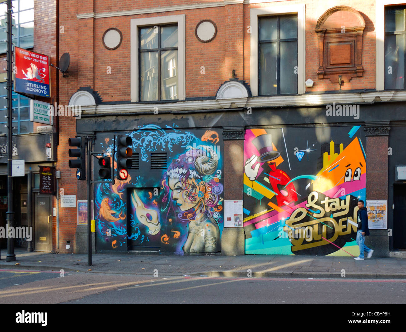 Des graffitis sur des capacités à 333 bar et club de mère, Old Street, Shoreditch, London, UK. Banque D'Images