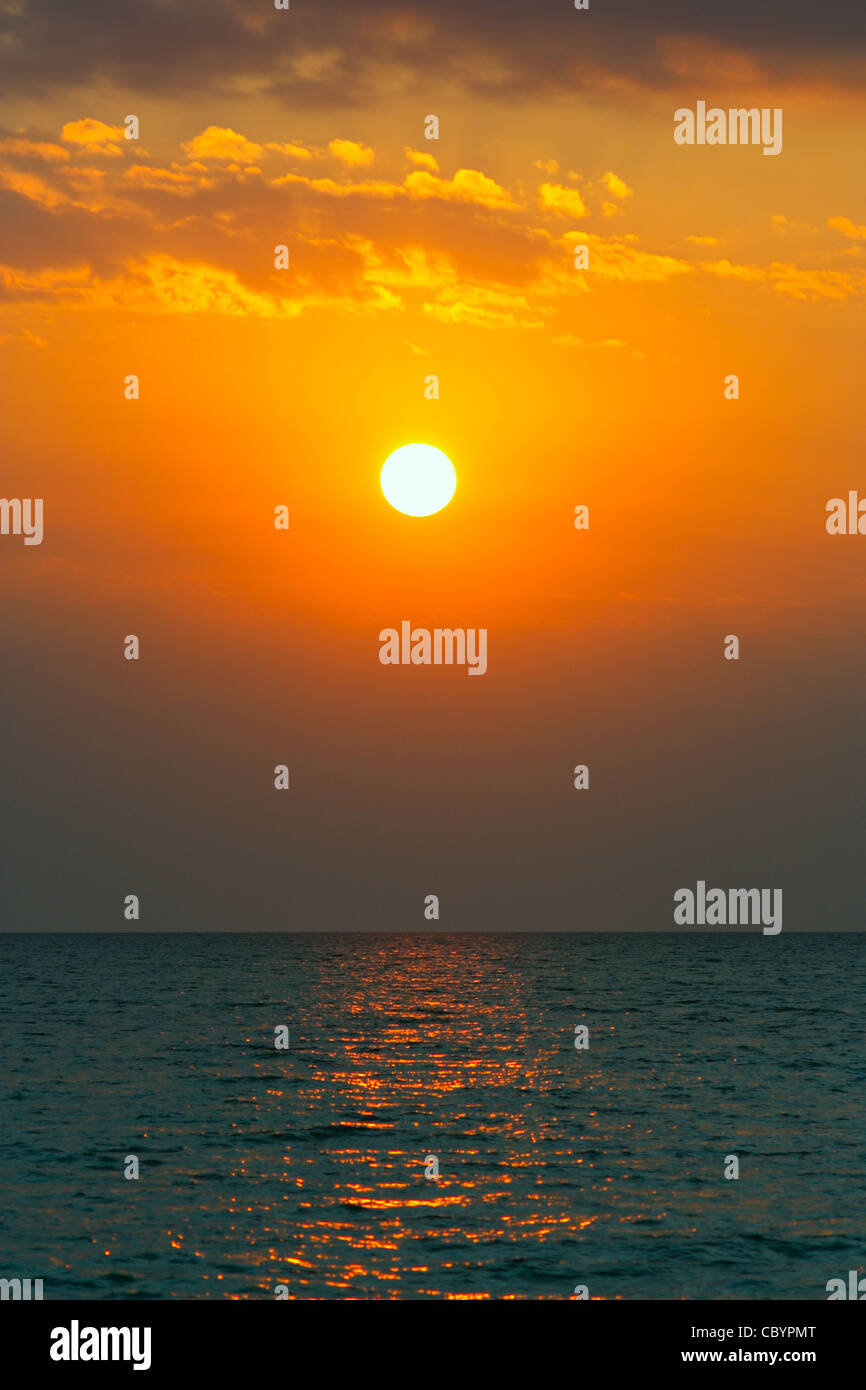 Seascape. Coucher de soleil maritime avec un ciel nuageux Banque D'Images