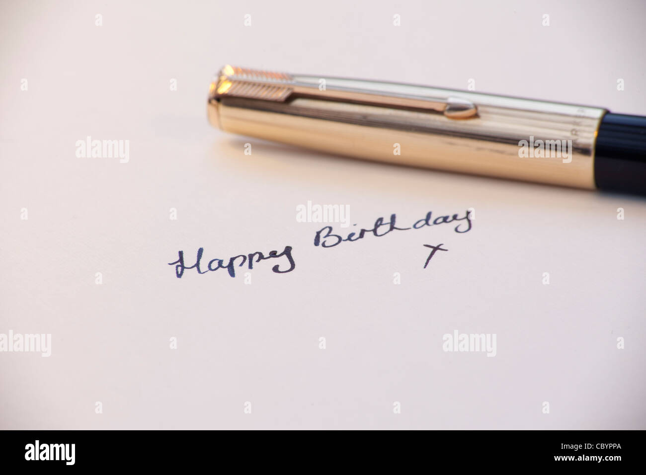 Les Mots Joyeux Anniversaire A L Encre Manuscrite Avec Stylo Plume En Arriere Plan Photo Stock Alamy