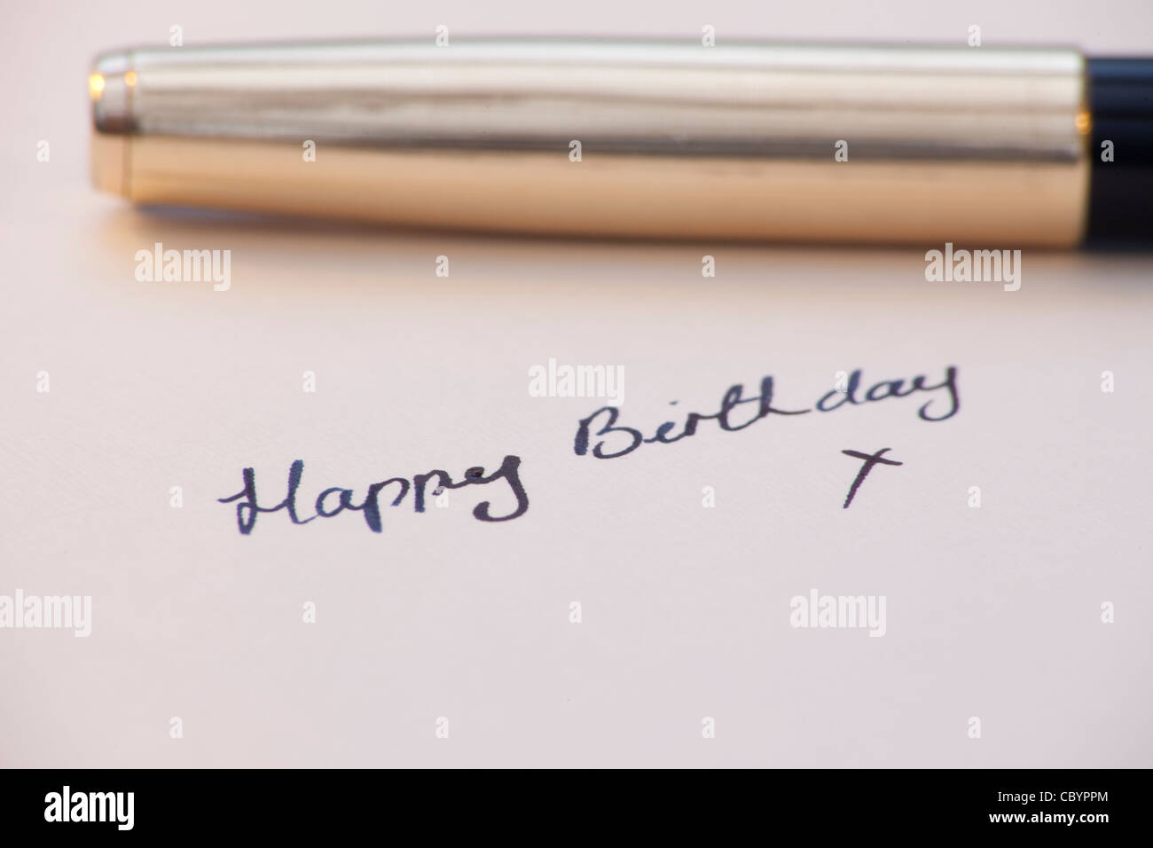 Les Mots Joyeux Anniversaire A L Encre Manuscrite Avec Stylo Plume En Arriere Plan Photo Stock Alamy Les Mots Joyeux Anniversaire A L Encre Manuscrite Avec Stylo Plume En Arriere Plan Photo Stock Alamy