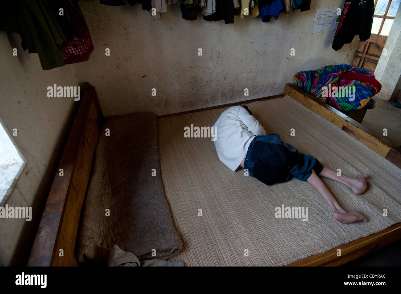 La paralysie cérébrale (CP), patient adolescent, sur un lit dans la chambre du Vietnam. Banque D'Images
