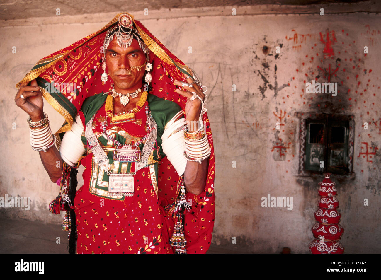 Un acteur est habillé en femme pour un spectacle (Inde) Banque D'Images