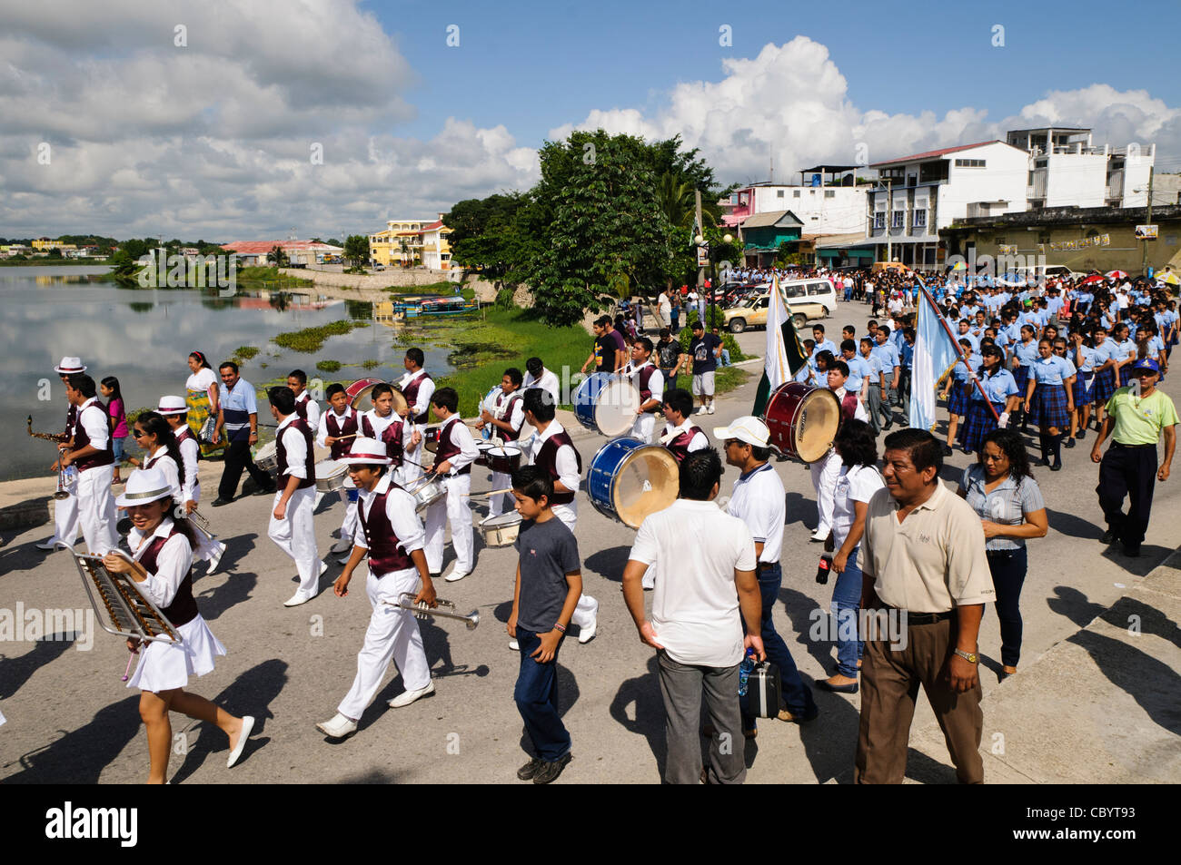 Défilé du jour de l'indépendance guatémaltèque Flores Guatemala // FLORES, Guatemala — Une fanfare se produit lors des célébrations du jour de l'indépendance guatémaltèque le 15 septembre 2011. Les élèves défilent en formation dans les rues de Flores, une ville insulaire pittoresque dans la région du Petén au nord du Guatemala. La procession a commencé dans Parque Central, la place principale de la ville, avant de continuer à travers Flores et de traverser la chaussée jusqu'à la ville continentale voisine de Santa Elena. Le Guatemala commémore son indépendance de la domination coloniale espagnole, qui a été déclarée le 15 septembre 1821, avec la nation Banque D'Images