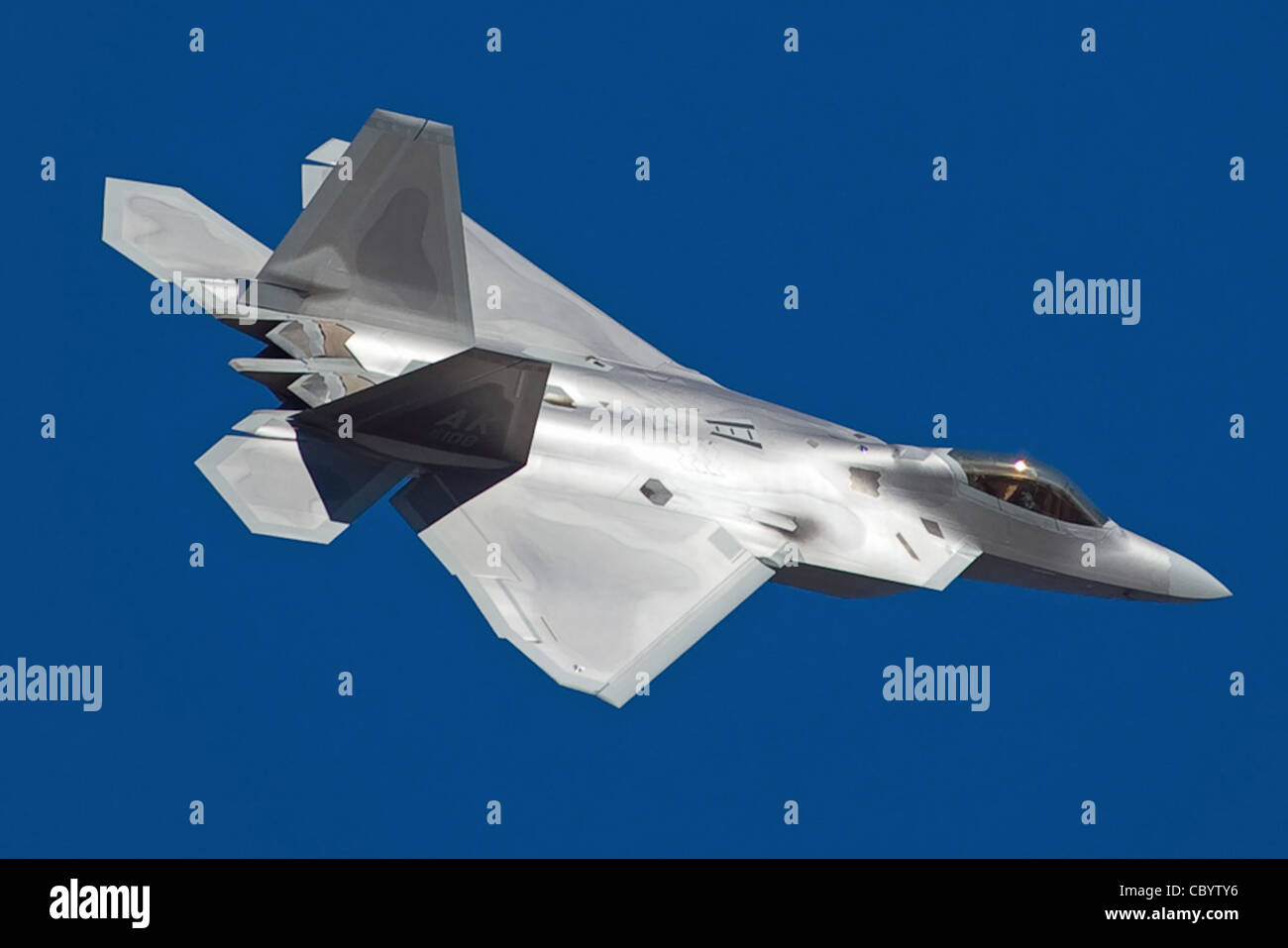 Un F-22 Raptor vole le 4 février au-dessus de la base aérienne de Tyndall, en Floride, des membres de la 3e Escadre et du 477e groupe de chasseurs du Commandement de la Réserve aérienne, de l'AFB d'Elmendorf, en Alaska, se sont réunis pour son premier déploiement de F-22 Raptor à l'AFB de Tyndall pour le combat d'Archer. Les 132 hommes aériens de réserve et de service actif et les huit F-22 de l'Alaska étaient en Floride pour la formation au Programme d'évaluation du système d'armes. Le Colonel douche est le commandant du 90e Escadron de chasseurs et le Sergent Grantham est affecté à la 90e unité de maintenance des aéronefs. Banque D'Images