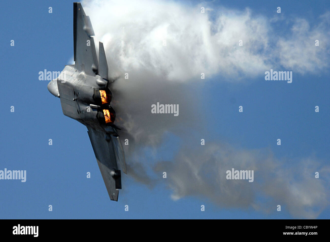 Le F-22 Raptor se produit pour des milliers de personnes lors d'un spectacle aérien le 1er avril à la base navale du comté de Ventura à point Mugu, en Californie. Ce F-22 est basé à la base aérienne de Langley, en Virginie. Le F-22 est le plus récent avion de chasse de la Force aérienne. La conception sophistiquée de l'aérobie F-22, les commandes de vol avancées, le guidage de poussée et le rapport poids/poussée élevé permettent de dépasser tous les avions actuels et projetés. Banque D'Images