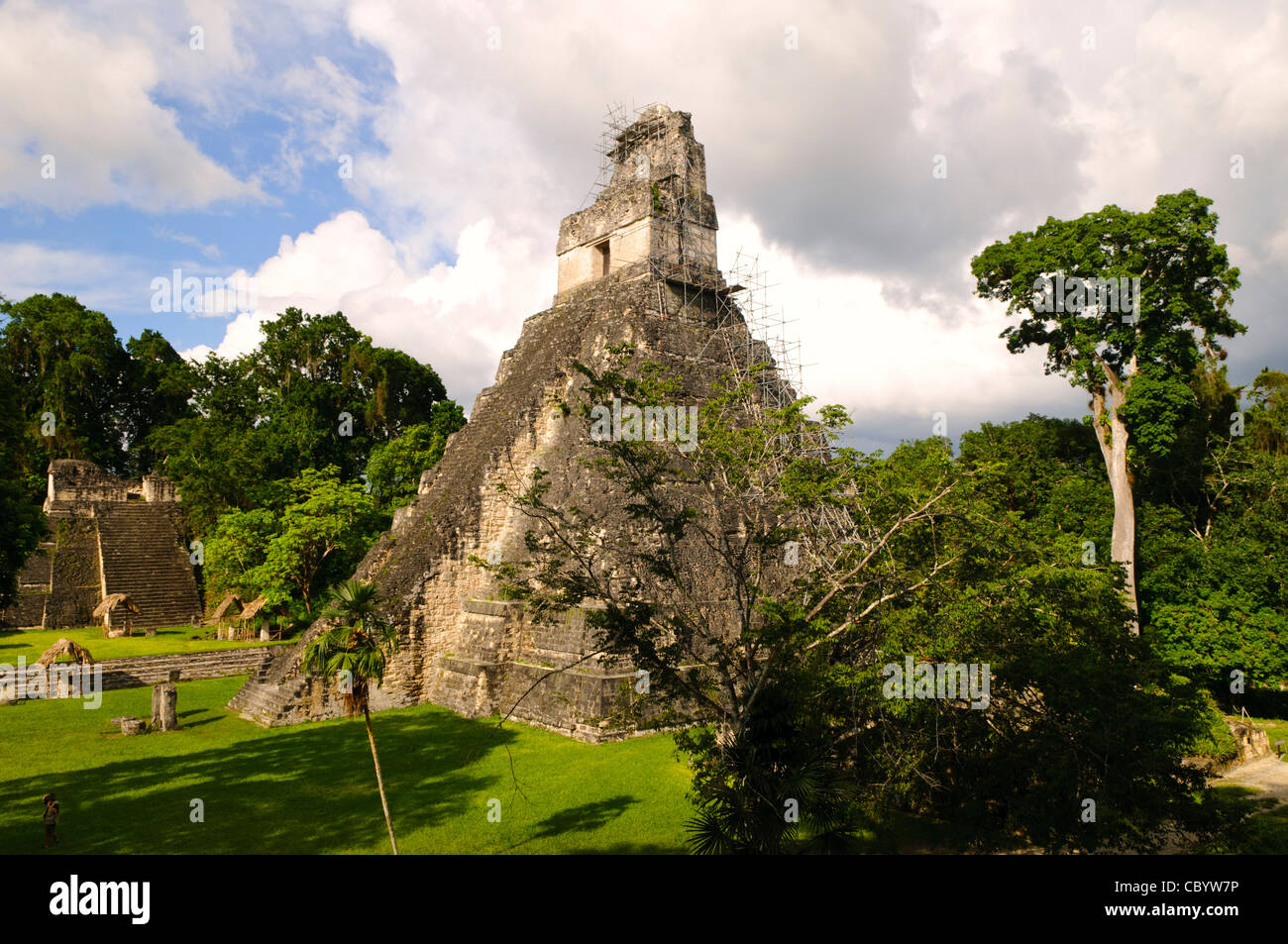 Temple 1, également connu sous le nom de temple du Grand Jaguar ou Temple de Ah cacao dans les ruines mayas de Tikal dans le nord du Guatemala, maintenant inclus dans le parc national de Tikal. Sur le côté gauche du châssis est la place principale. Banque D'Images