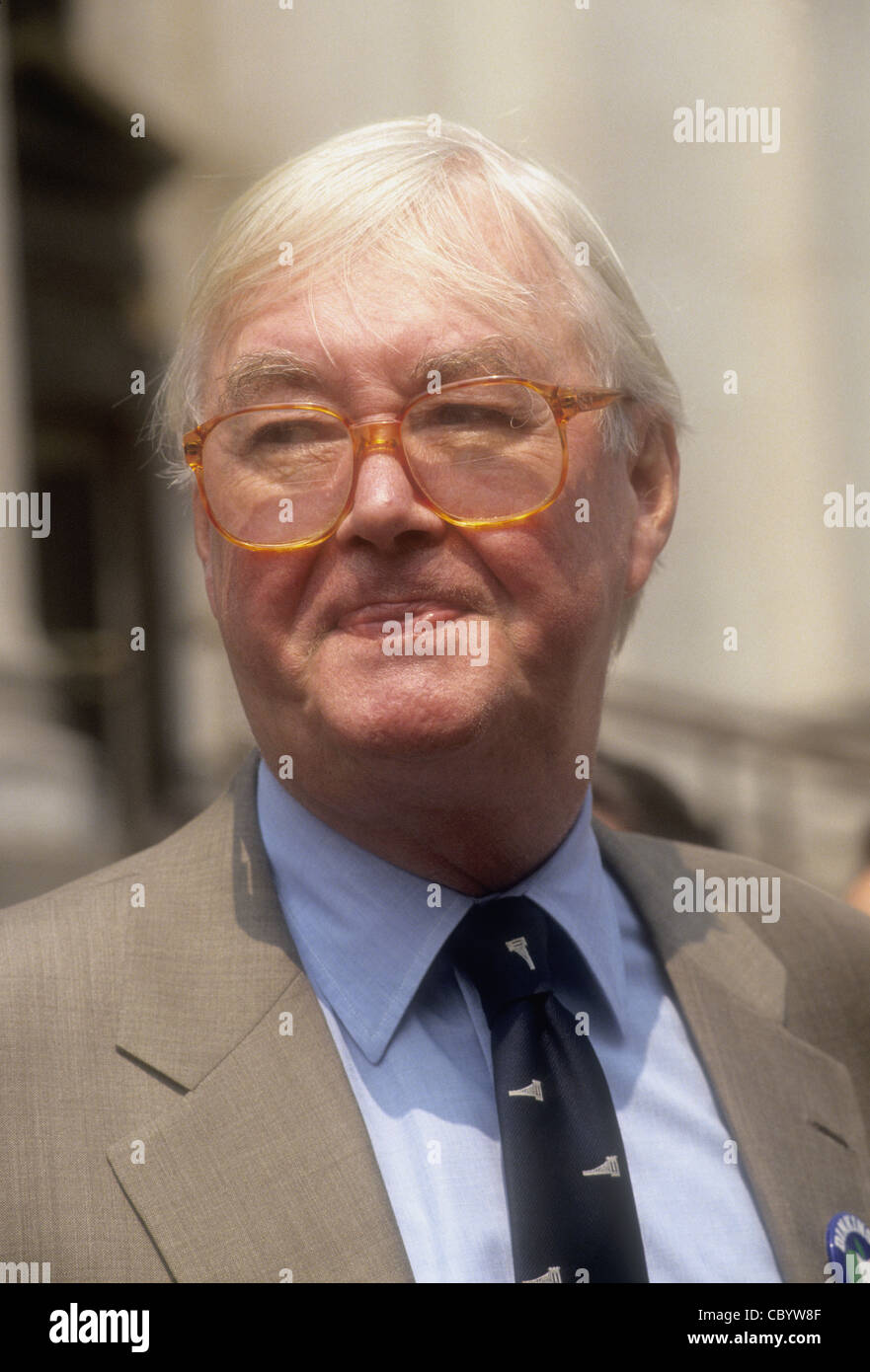 Le sénateur américain Daniel Patrick Moynihan (démocrate) de New York (mars 16, 1927 - Mars 26, 2003) sur les étapes du Farley Bureau de poste. Banque D'Images