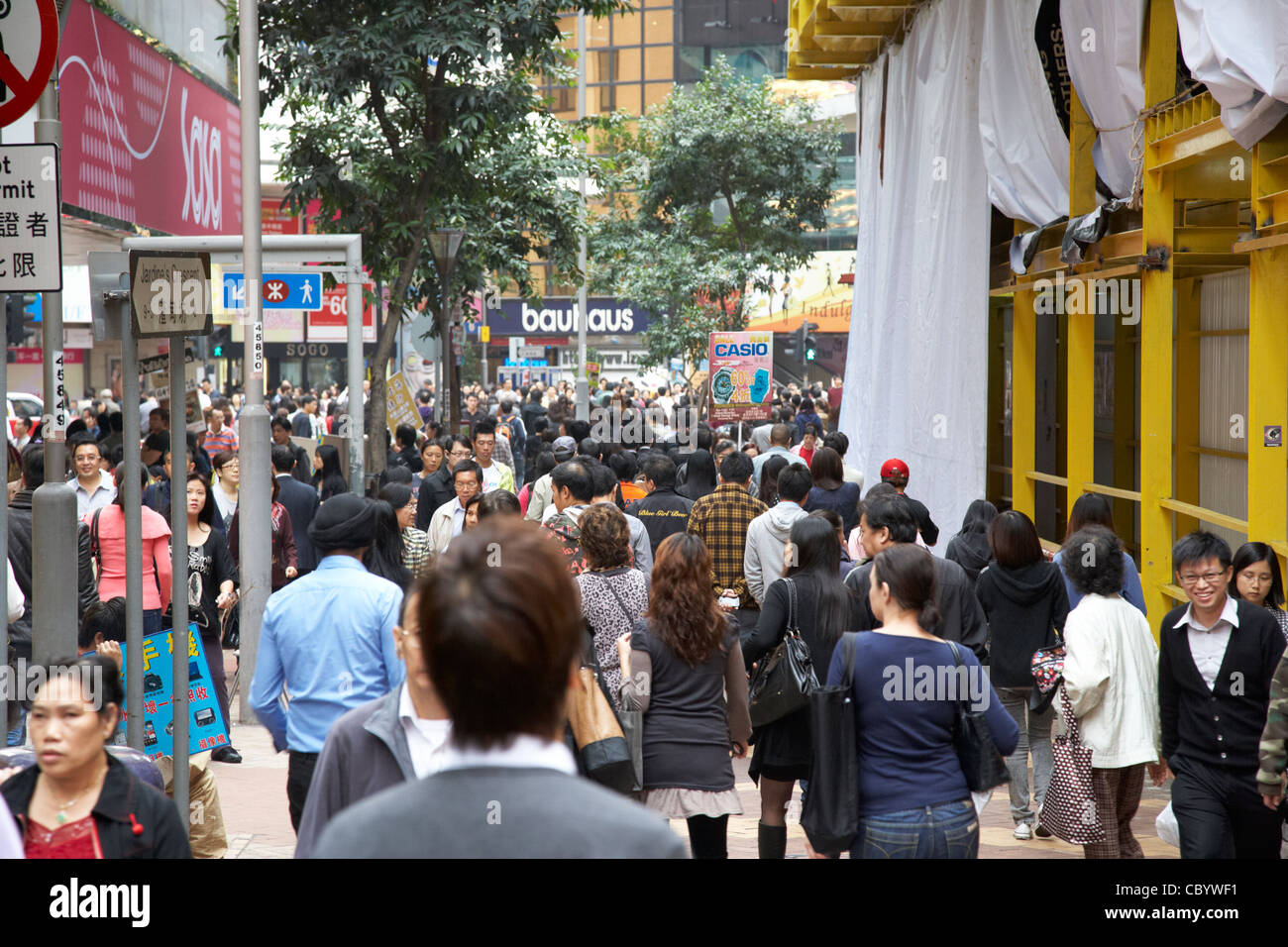Foule d'acheteurs chinois marchant le long de la rue Crescent Hotel Causeway Bay Hong Kong Hong Kong Chine Asie Banque D'Images