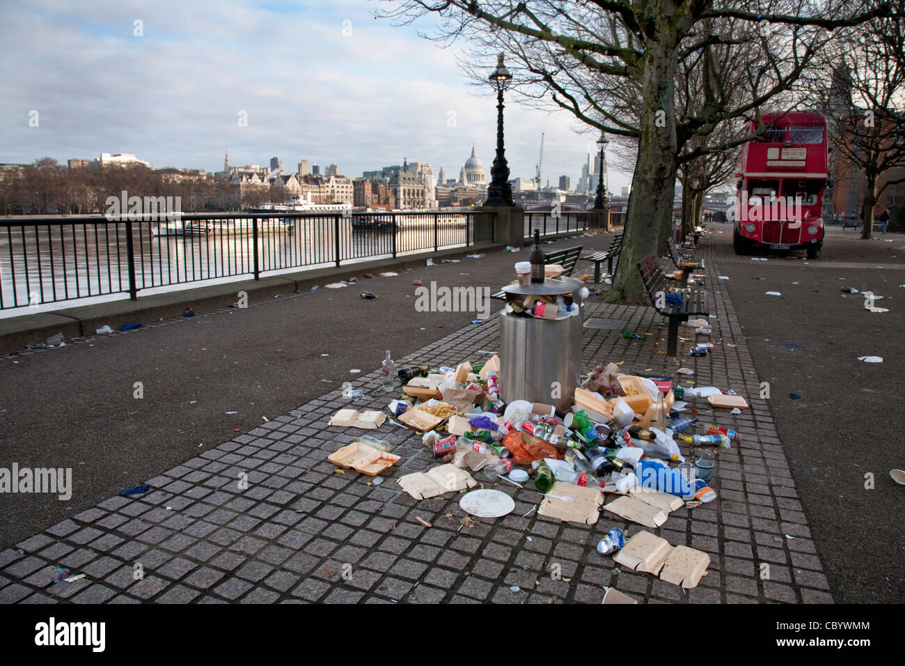 Overflowing rubbish bin in london Banque de photographies et d’images à ...