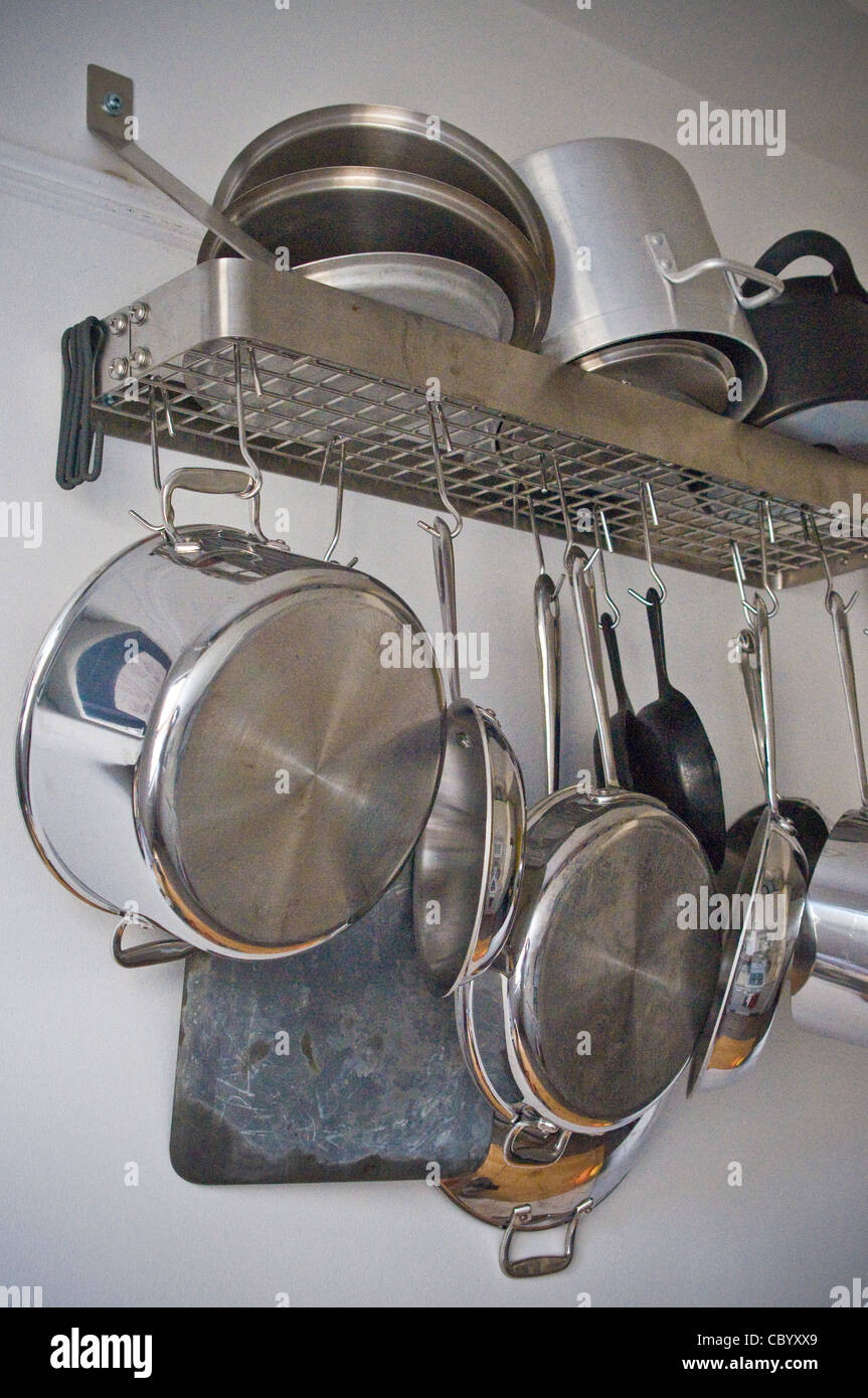 Un assortiment de cuisine, casseroles, poêles, ustensiles, sur rack, étagère  murale Photo Stock - Alamy