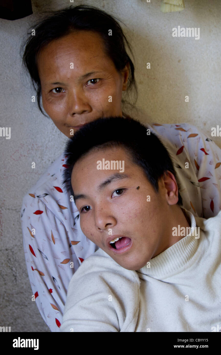Portrait d'une mère avec son fils adolescent, le Vietnam. Banque D'Images