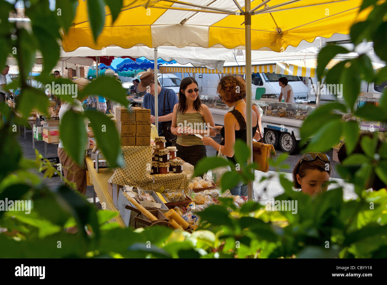 Vente DE GINGEMBRE PRODUITS FABRIQUÉS À PARTIR DE L'AGRICULTURE BIOLOGIQUE (LABEL AB), MARCHÉ À SAINT-Saturnin-les-Apt, Vaucluse (84), FRANCE Banque D'Images