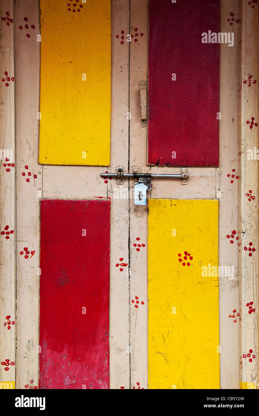 Les indiens traditionnels colorés porte avant. L'Andhra Pradesh, Inde Banque D'Images