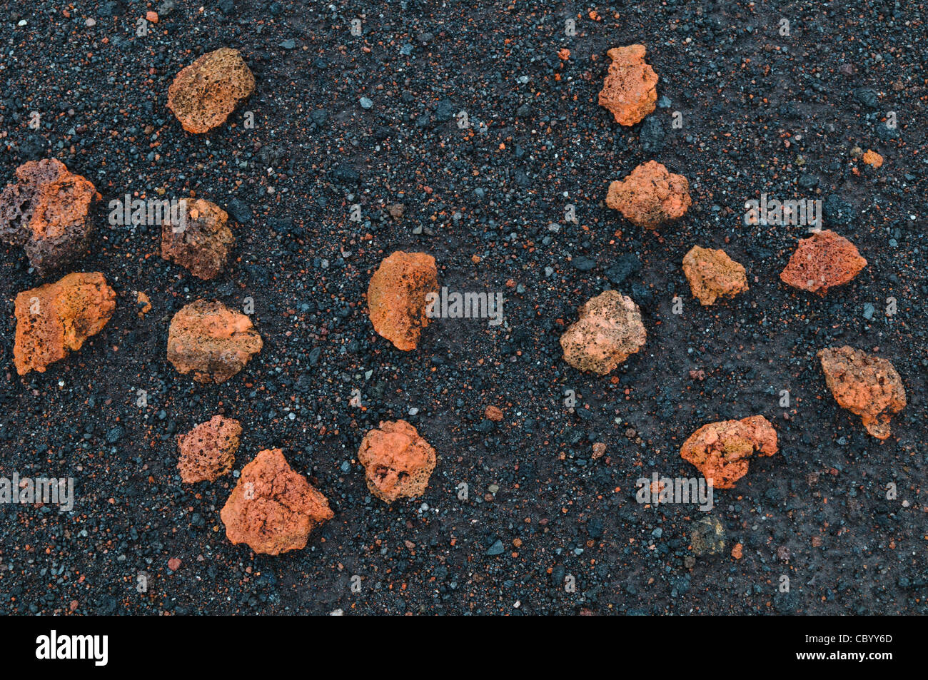 Roches volcaniques du volcan Pacaya Guatemala // VOLCAN PACAYA, Guatemala — les roches volcaniques formées à partir de lave solidifiée présentent l’histoire géologique du volcan Pacaya. Les roches basaltiques présentent diverses textures et formations caractéristiques de l’activité volcanique. Ces spécimens géologiques démontrent les processus volcaniques qui continuent de façonner le paysage du complexe volcanique de Pacaya. Banque D'Images