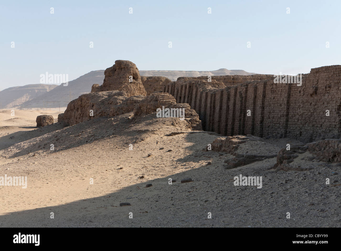 L'enceinte de brique de boue massive du roi de Khasekhemwy Shunet el 2e dynastie à Zebib, Abydos Moyenne Égypte Banque D'Images