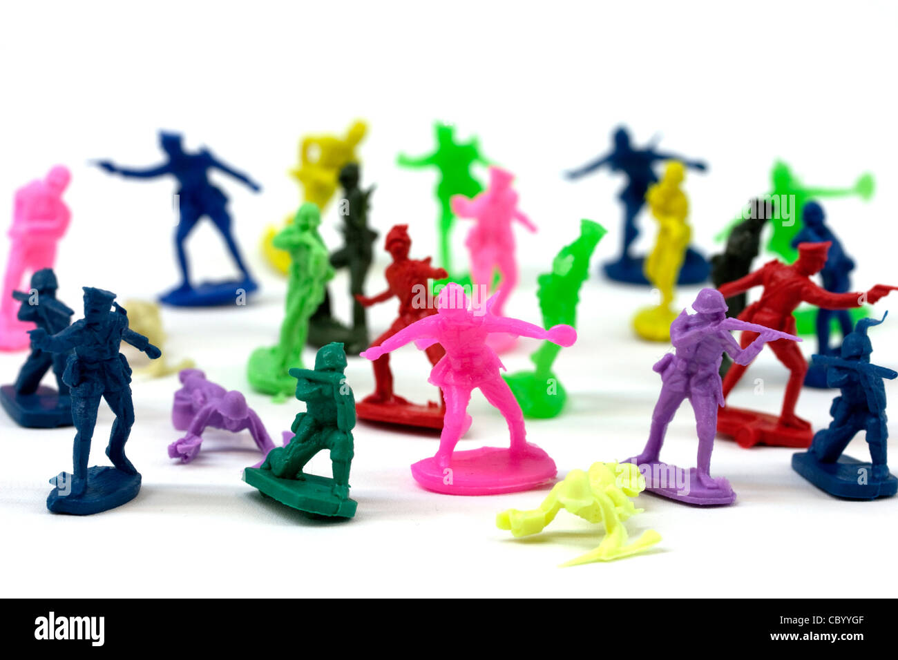 Petits soldats en plastique en plusieurs couleurs différentes Photo Stock -  Alamy