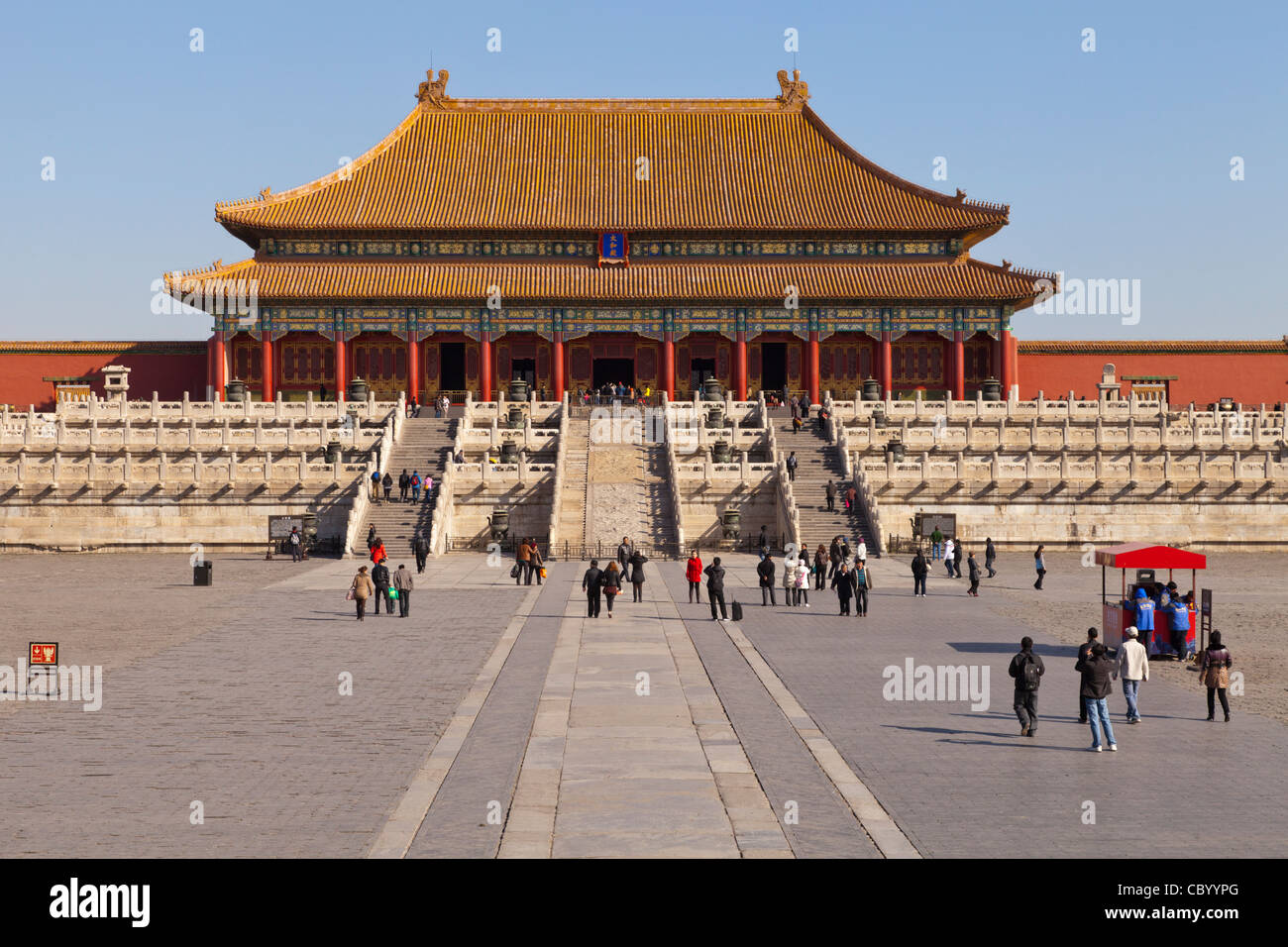 La salle de l'harmonie suprême dans la Cité Interdite, Beijing, à partir de la porte de l'harmonie suprême. Banque D'Images