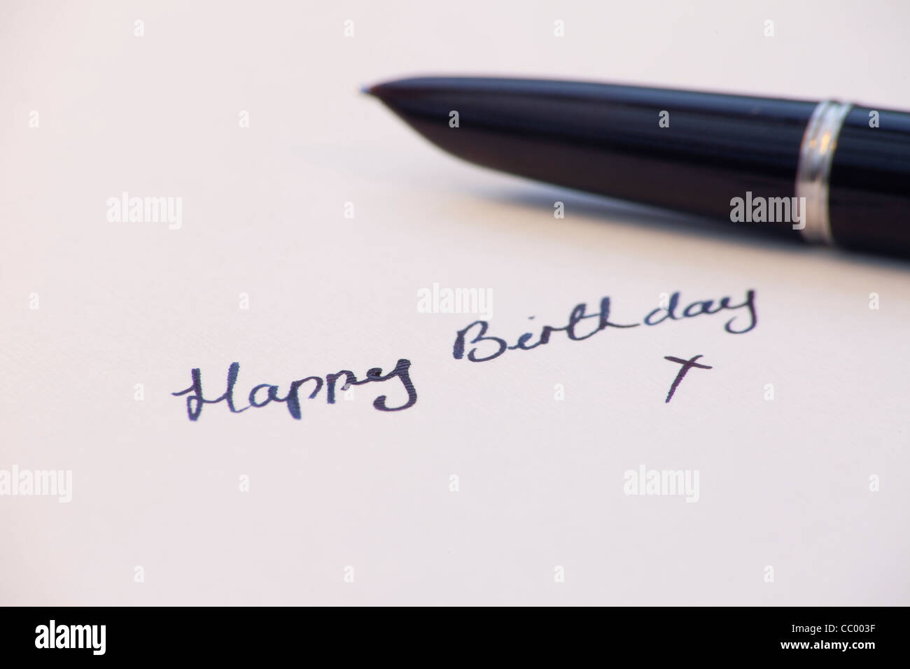 Les Mots Joyeux Anniversaire A L Encre Manuscrite Avec Stylo Plume En Arriere Plan Photo Stock Alamy Les Mots Joyeux Anniversaire A L Encre Manuscrite Avec Stylo Plume En Arriere Plan Photo Stock Alamy