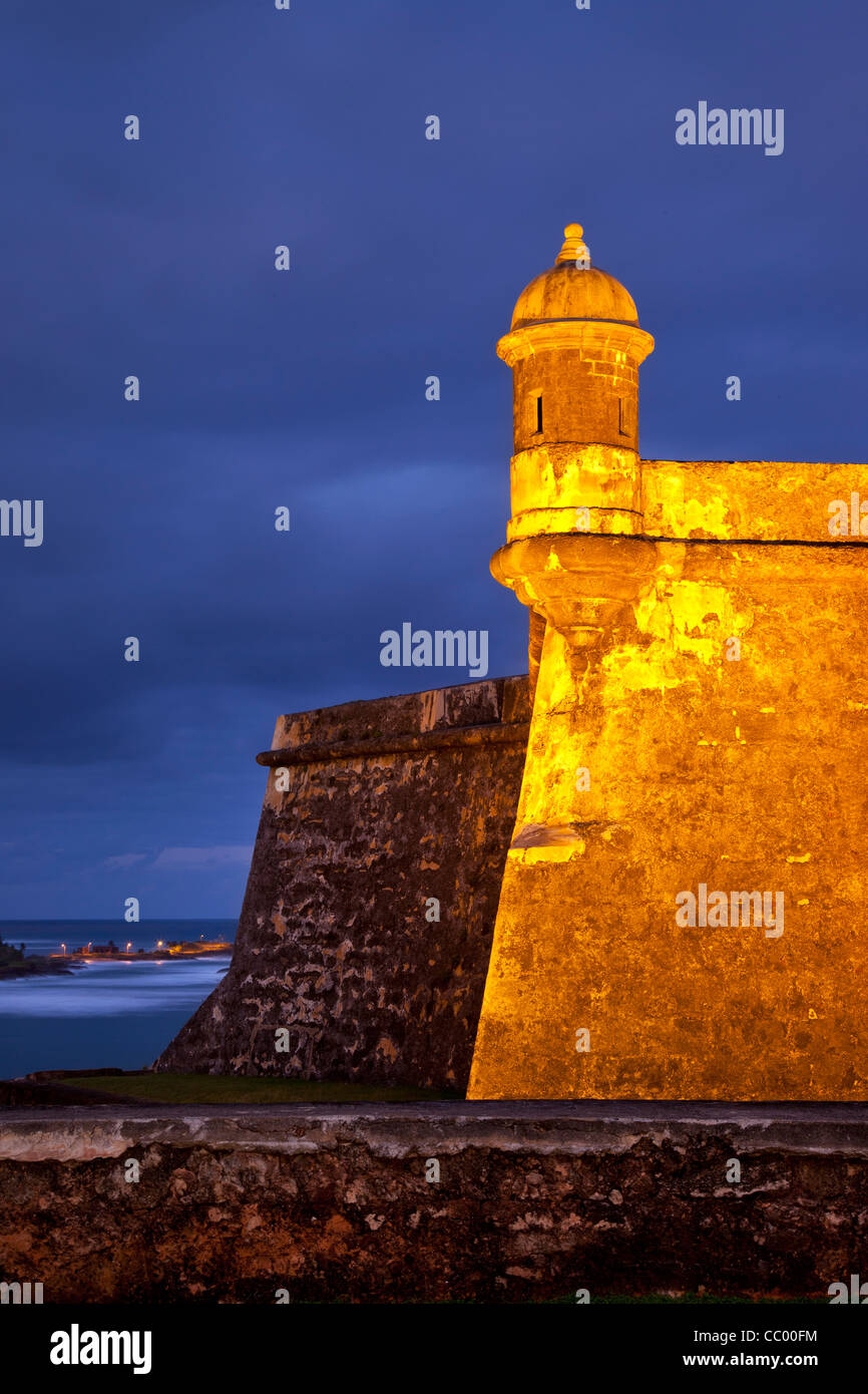 Tourelle sentinelle sur l'historique fort Espagnol - El Morro à l'entrée du port dans la vieille ville de San Juan Puerto Rico Banque D'Images