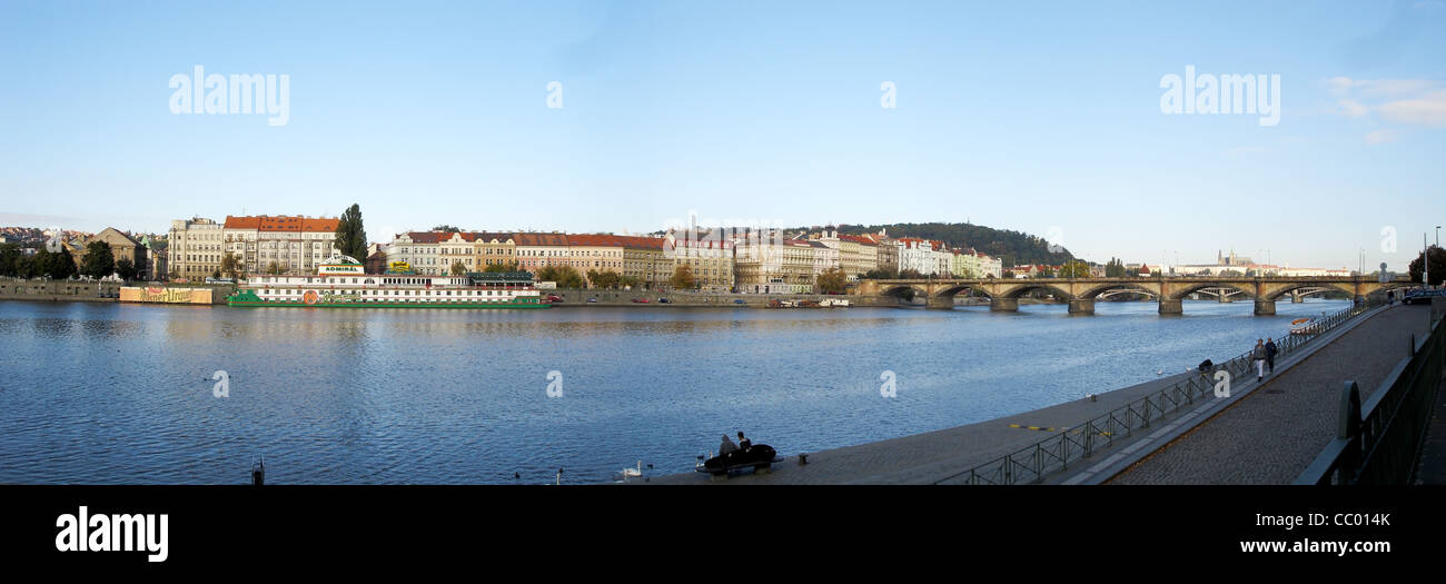 Praha Prague nabregi benk de la rivière, pont Banque D'Images
