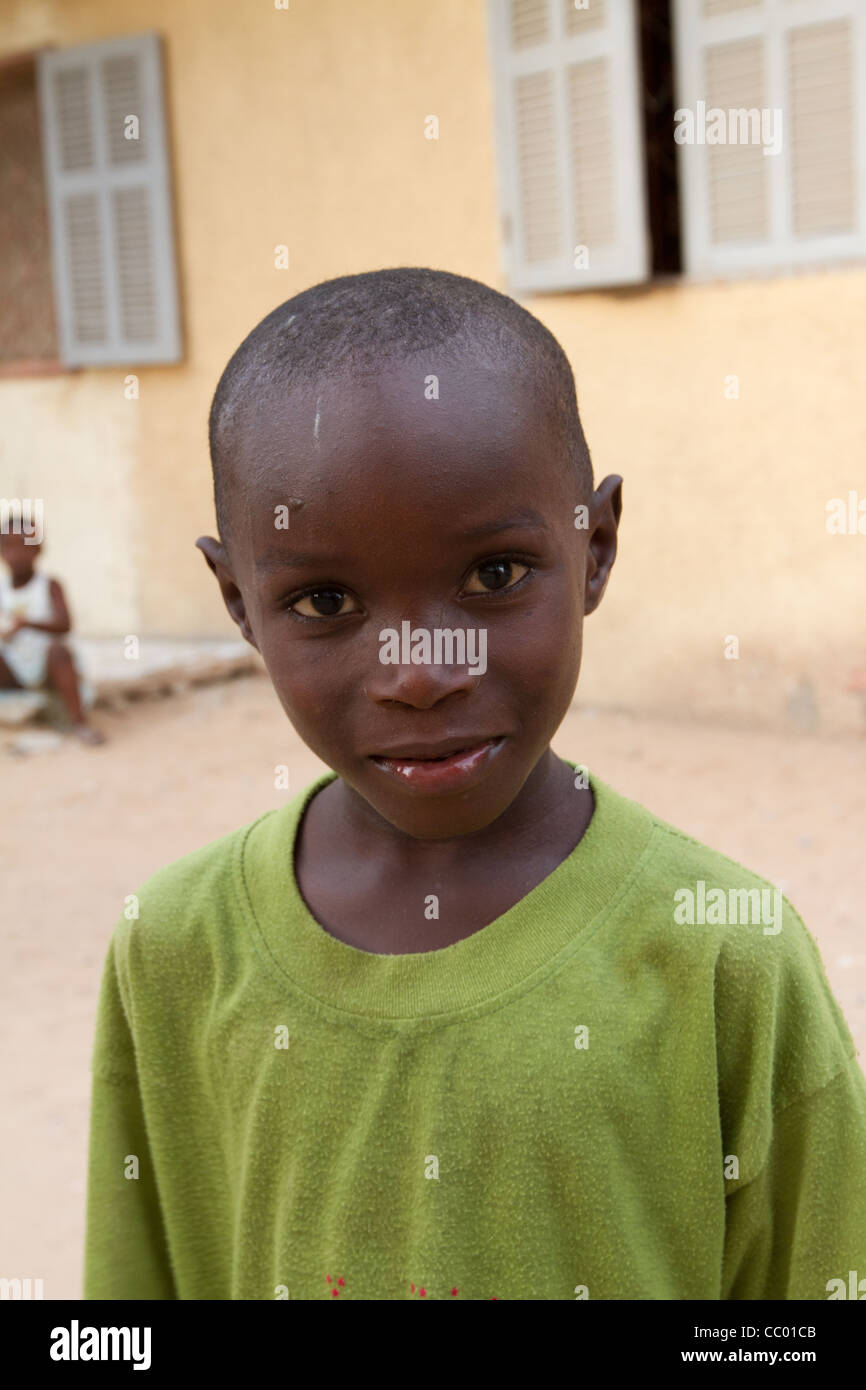 African boy portrait dans la rue, Dakar Banque D'Images