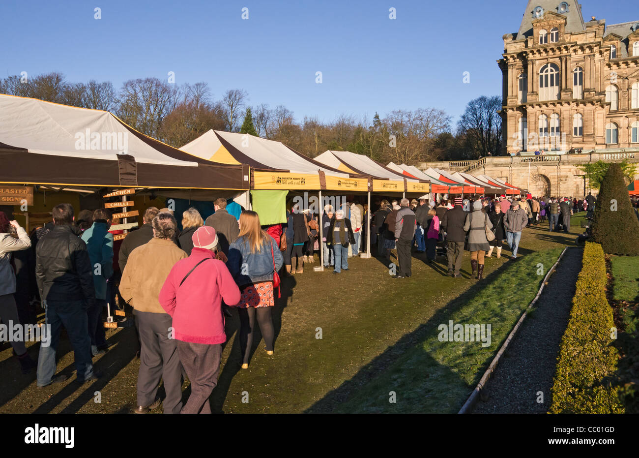 La fête de Noël et marché de producteurs au Bowes Museum, Barnard Castle, comté de Durham. Banque D'Images