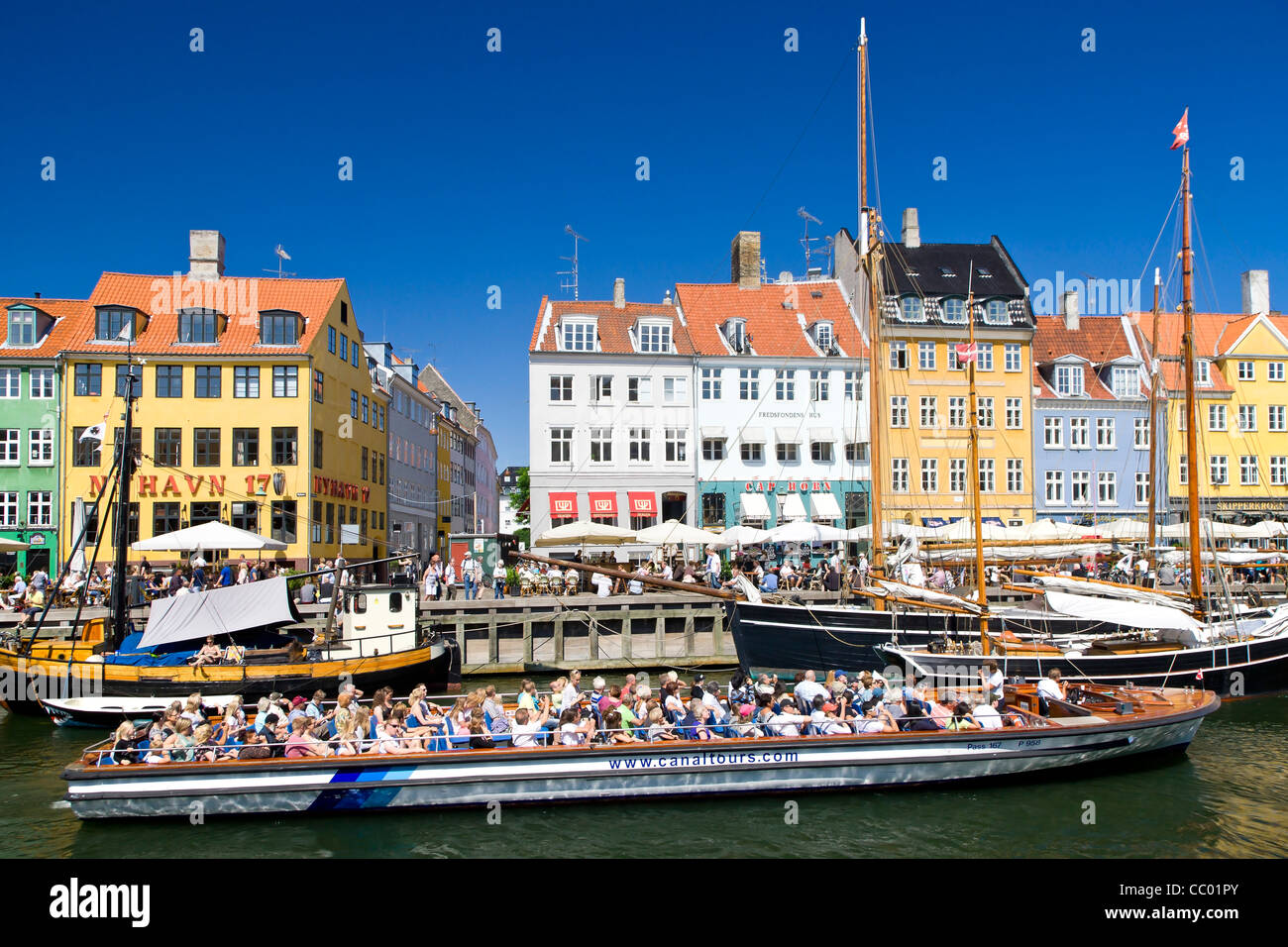 En canal de Nyhavn Copenhague Tourboat Banque D'Images