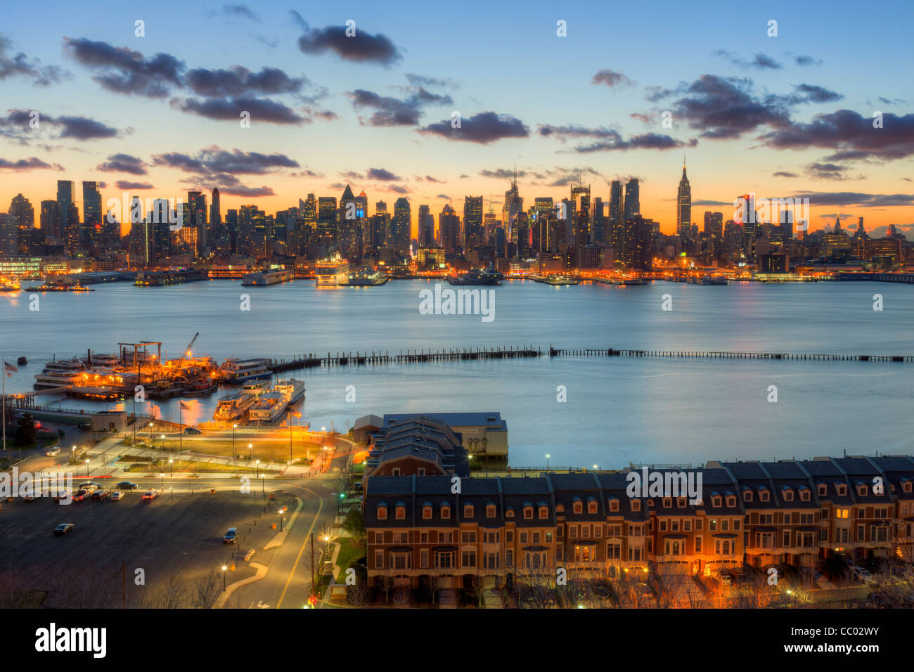 L'horizon de Manhattan pendant le crépuscule du matin, vue sur le fleuve Hudson à l'est du New Jersey. Banque D'Images