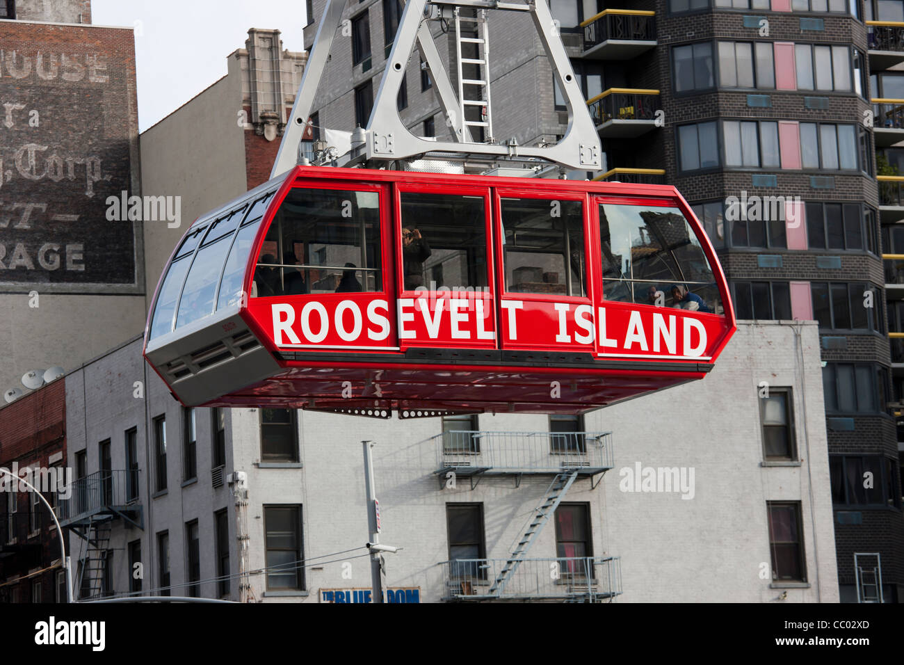 Le Roosevelt Island Tram s'approche de la gare de Manhattan à New York City. Banque D'Images