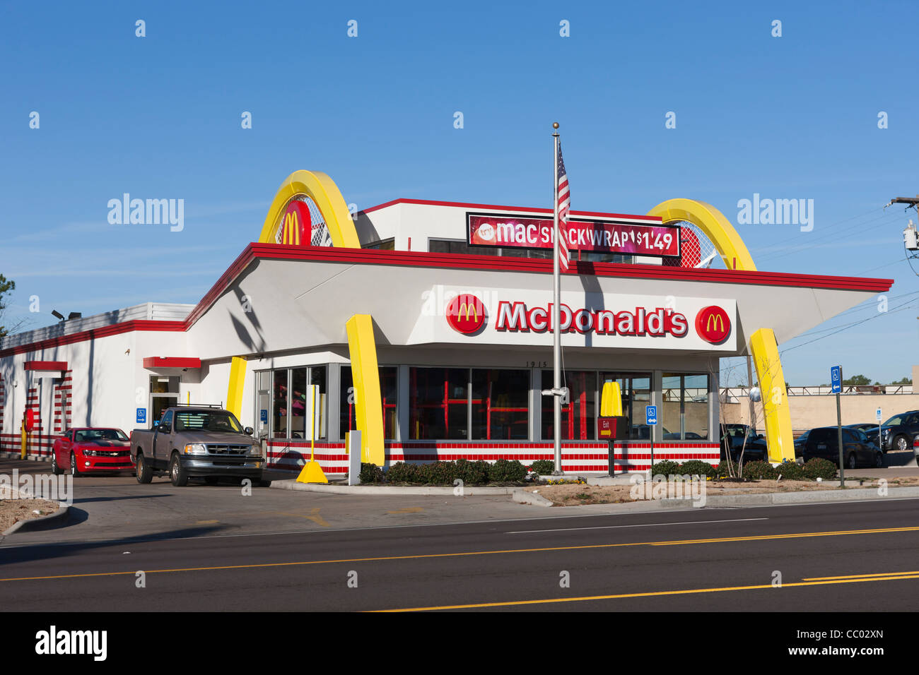 Un fastfood McDonald's restaurant rénové dans un style rétro des