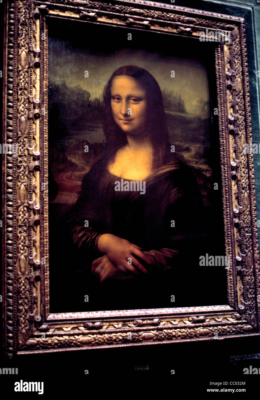 Ce monde-célèbre portrait de Mona Lisa est une peinture à l'huile par l'artiste italien Leonardo da Vinci à l'affiche au Musée du Louvre à Paris, France. Banque D'Images