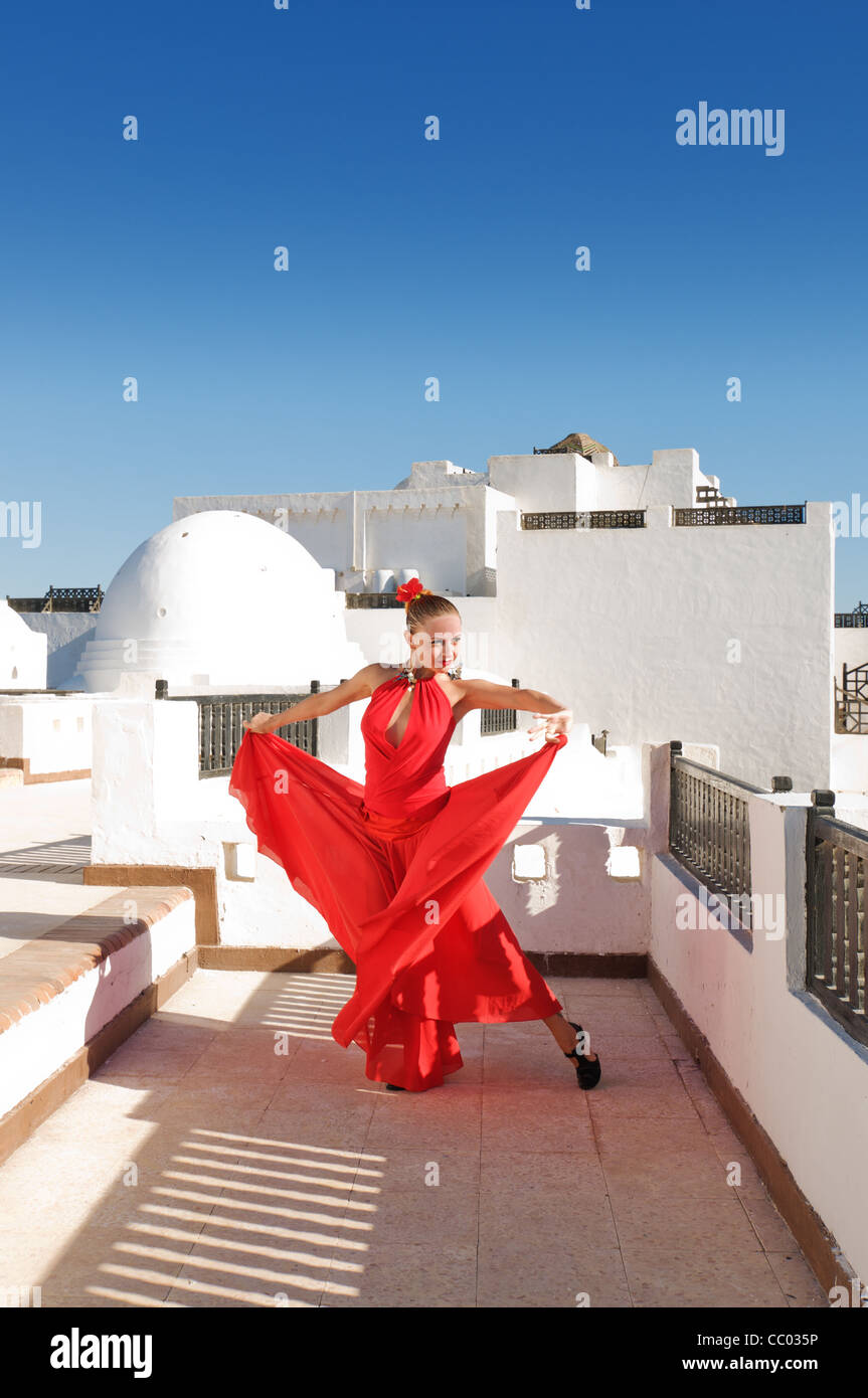 Danseuse de flamenco traditionnel attrayant portant robe rouge avec une fleur dans ses cheveux. La culture espagnole Banque D'Images