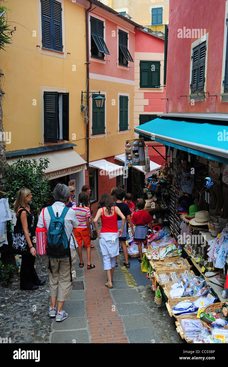 Europe Italie Italia Portofino harbour Mer Ligurienne Mer Méditerranée - charmantes boutiques ruelle étroite Banque D'Images