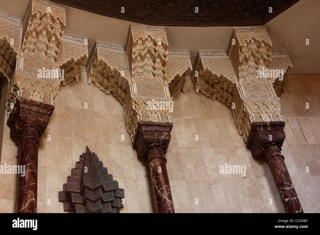 Maroc Casablanca Grande Mosquée Hassan 11, dans des proportions monumentales et le deuxième seulement à La Mecque. Détail de l'intérieur droit Zoe Baker Banque D'Images