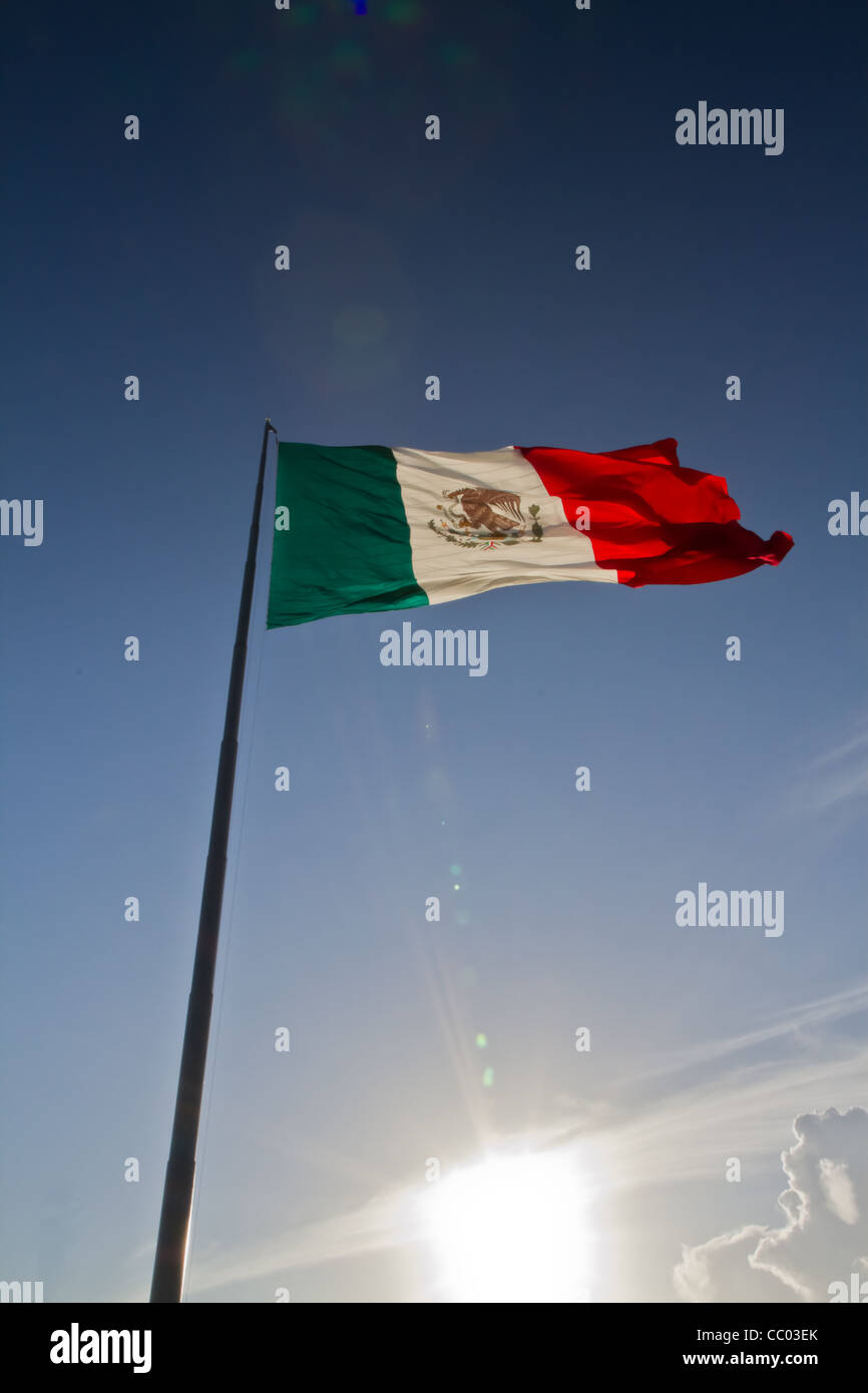 Le drapeau mexicain une envolée sur Cancun, Mexique. Banque D'Images