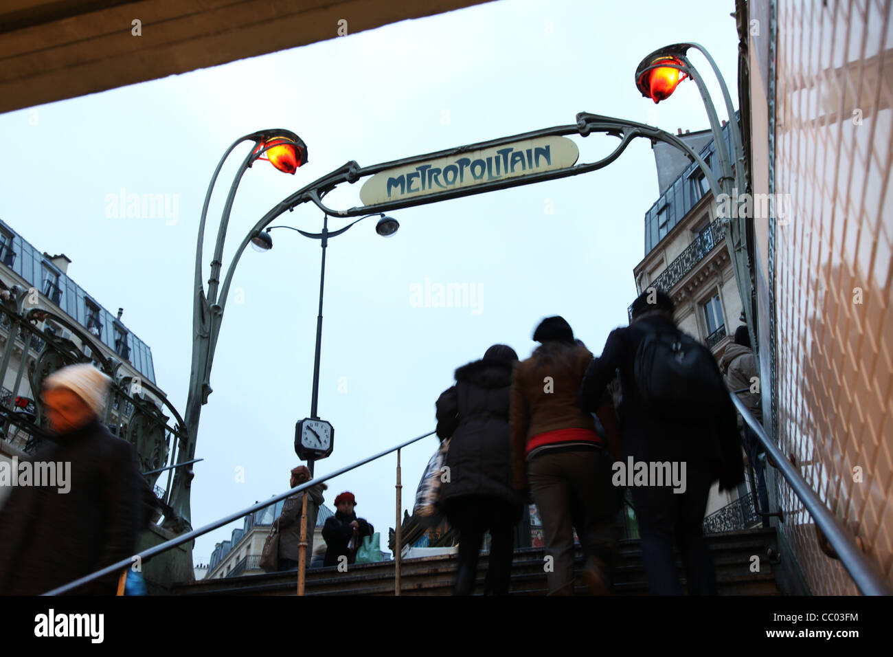 Les personnes à entrer et sortir de la station du métro de Paris sur une journée d'hiver au crépuscule Banque D'Images