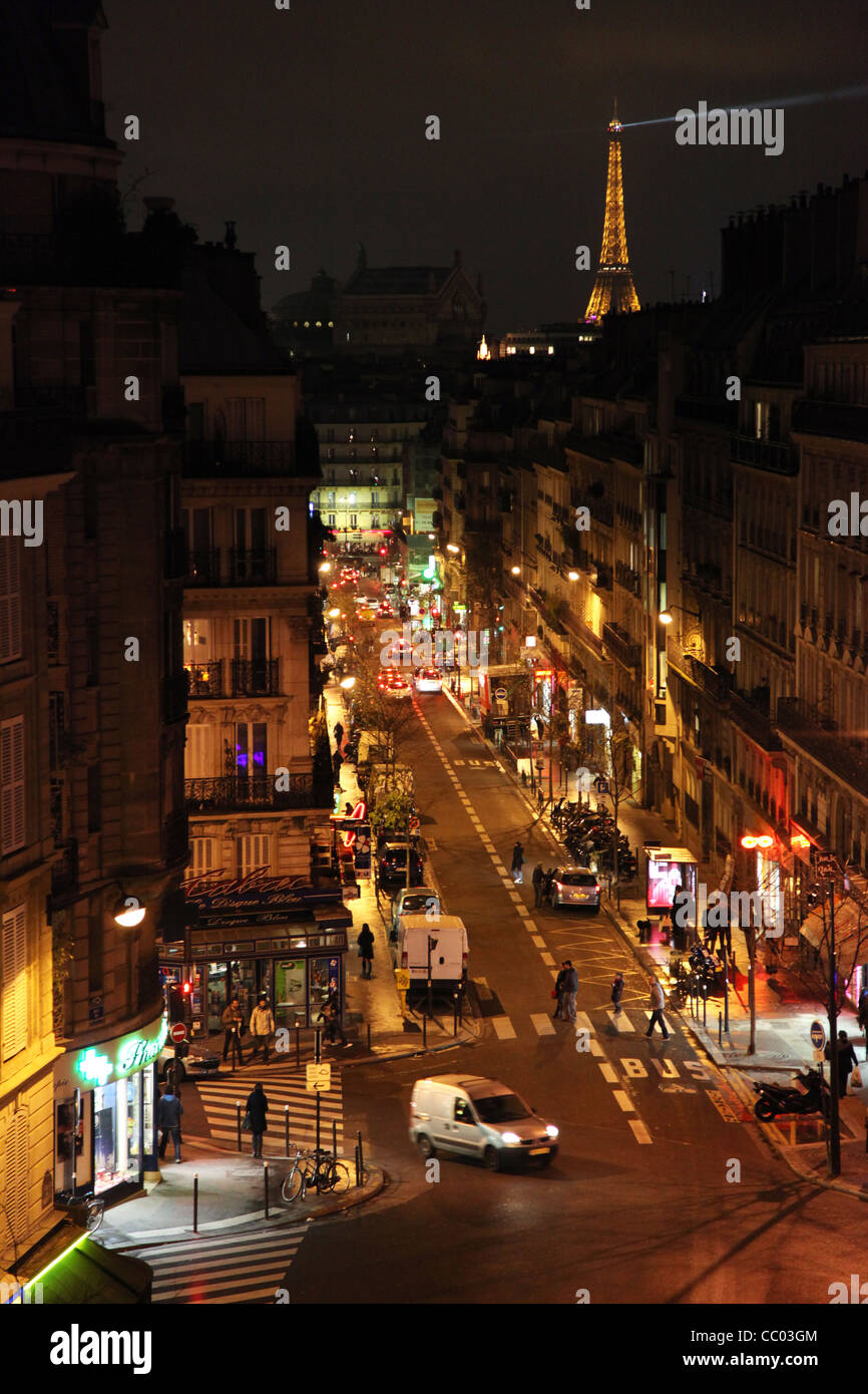 Vue De La Tour Eiffel La Nuit Dans Une Rue Residentielle A Distance En Premier Plan Photo Stock Alamy