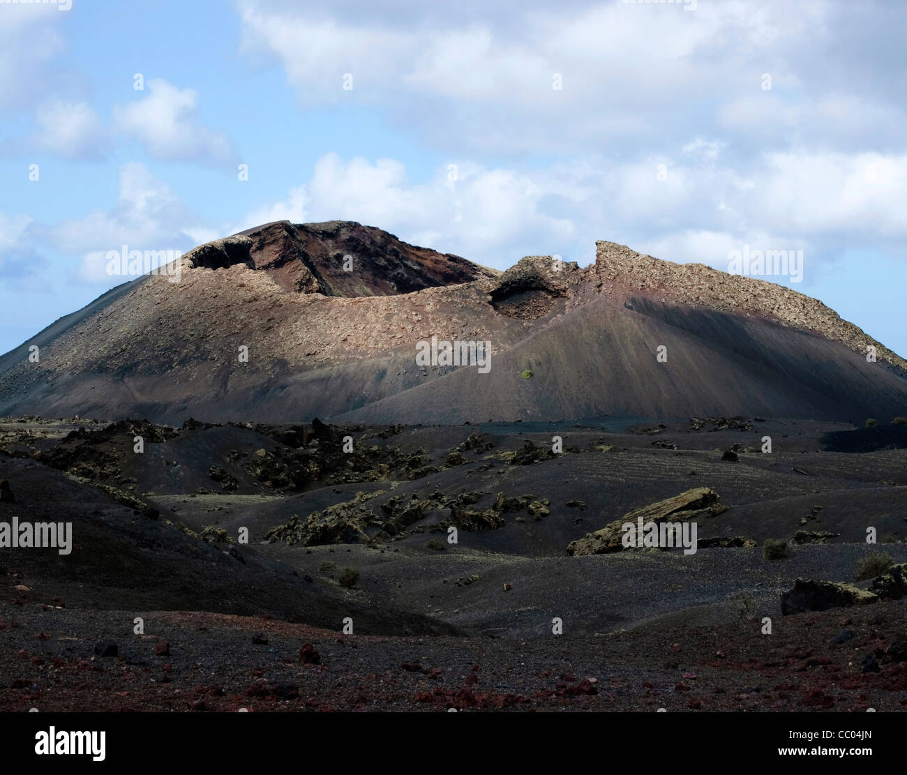 Volcan inactif et coulée de lave sur l'île de Lanzarote, Espagne Banque D'Images