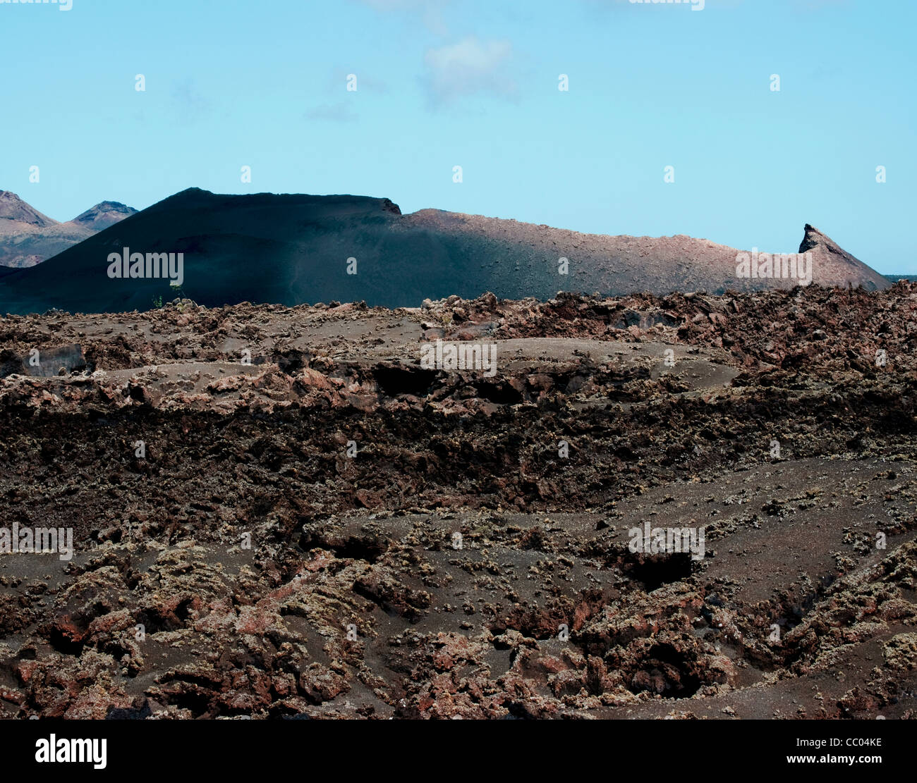 Volcan inactif et coulée de lave sur l'île de Lanzarote, Espagne Banque D'Images