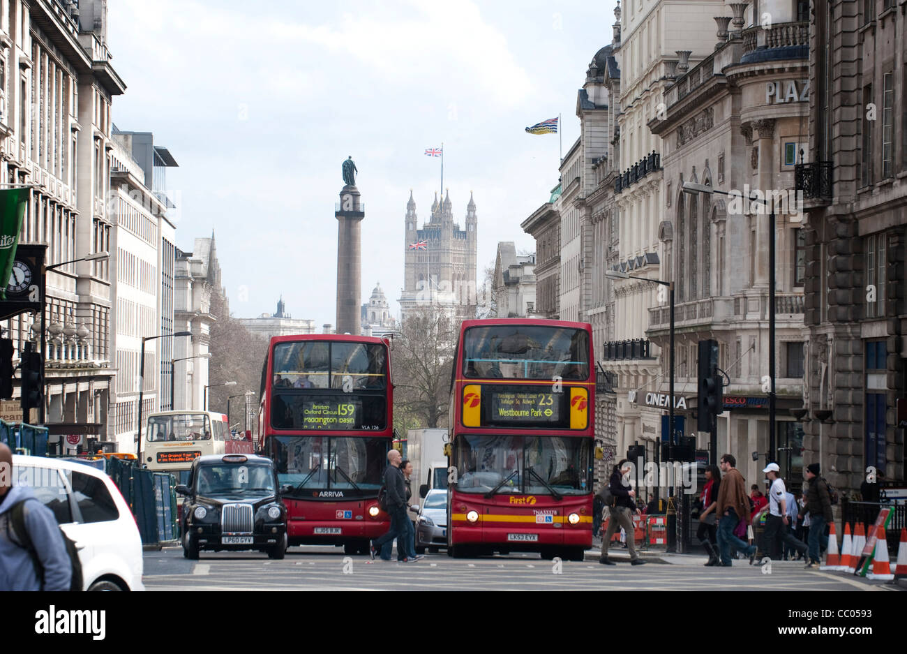 Vue du centre de Londres avec des bus Banque D'Images