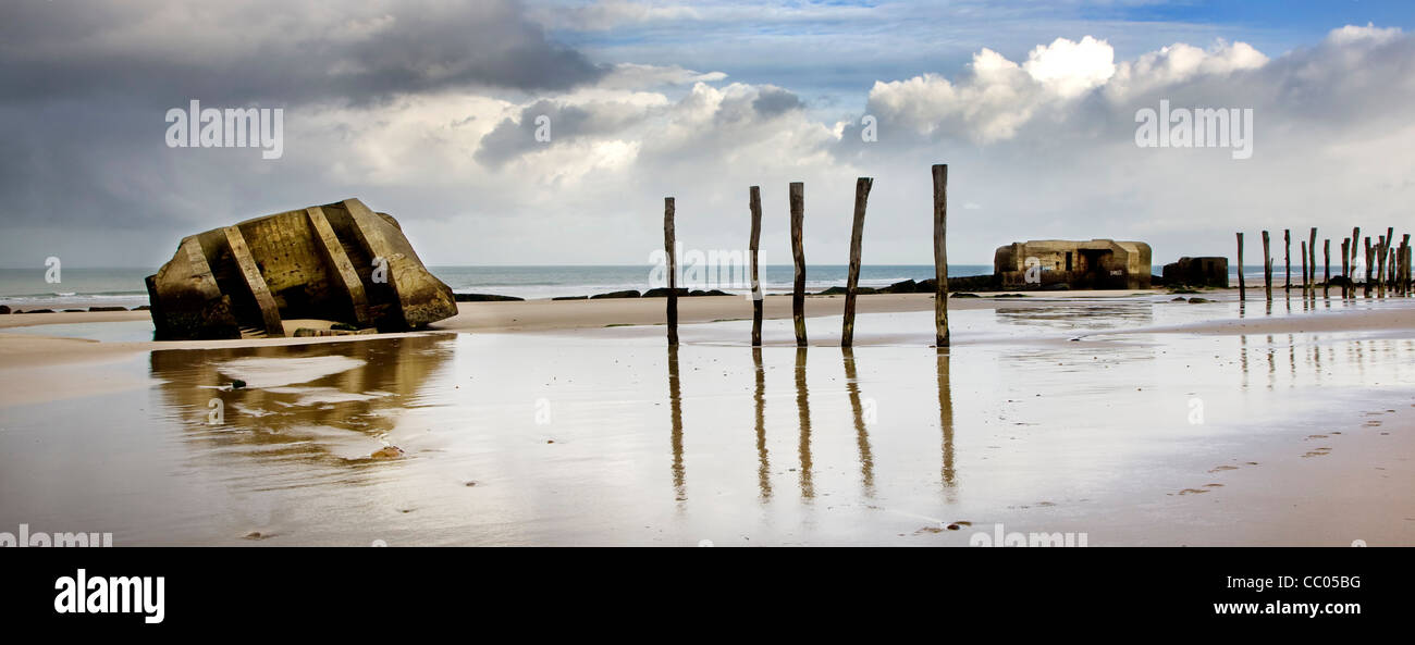 Seconde Guerre mondiale deux casemates en béton sur la plage à Wissant, le Nord-Pas de Calais, France Banque D'Images