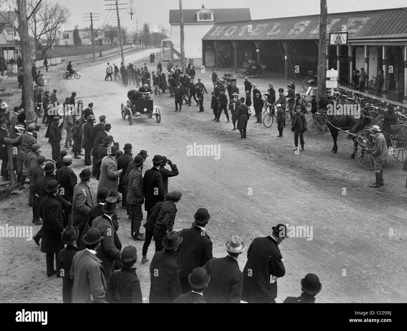 La finition de la 1ère course automobile américaine à Springfield, L.I. - L'automobile la conduite sur route avec les spectateurs de chaque côté, vers 1900 Banque D'Images