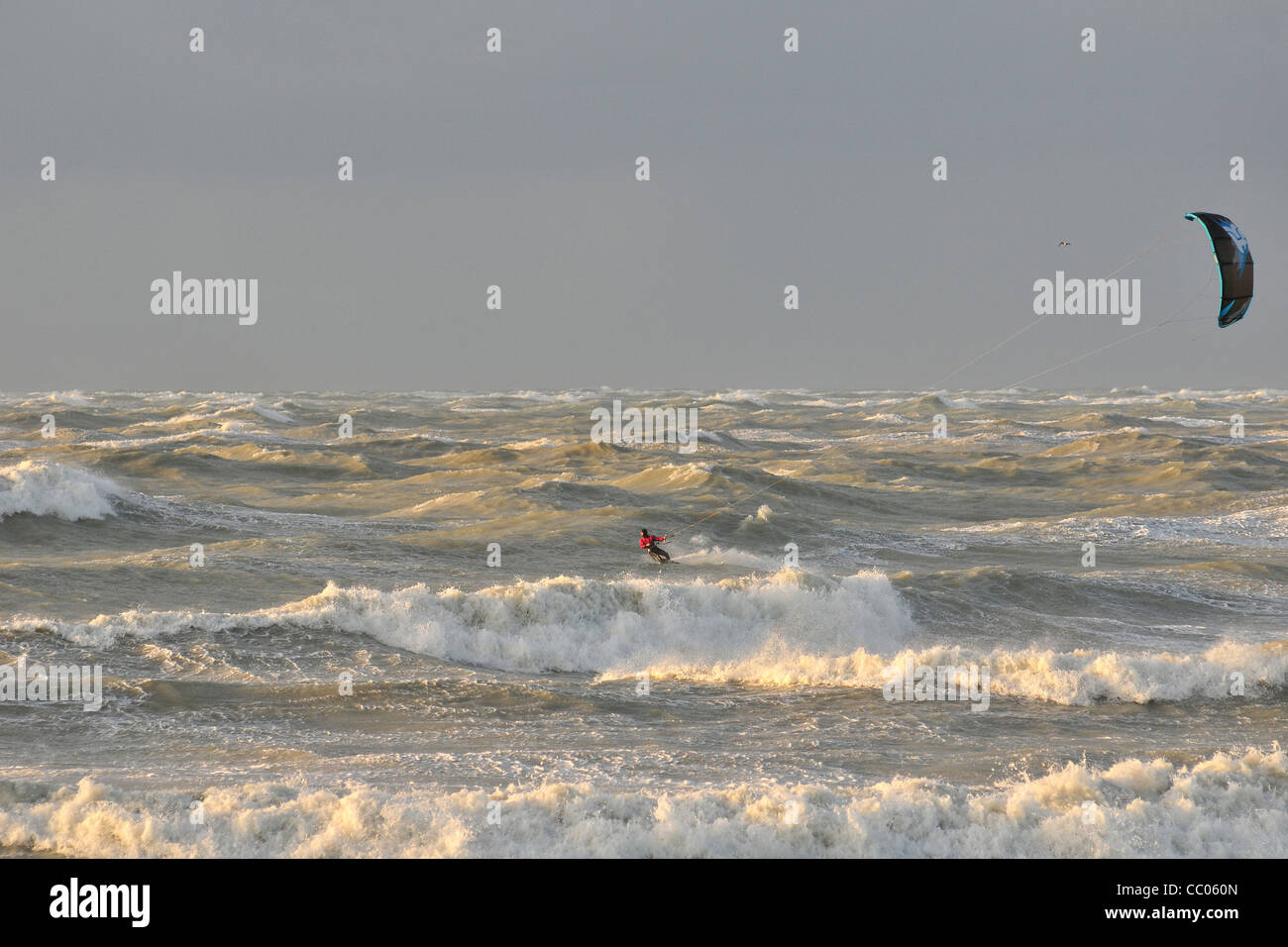 KITESURFER SUR LA MER AU COUCHER DU SOLEIL, CAYEUX-SUR-MER, Baie de Somme, Somme (80), FRANCE Banque D'Images