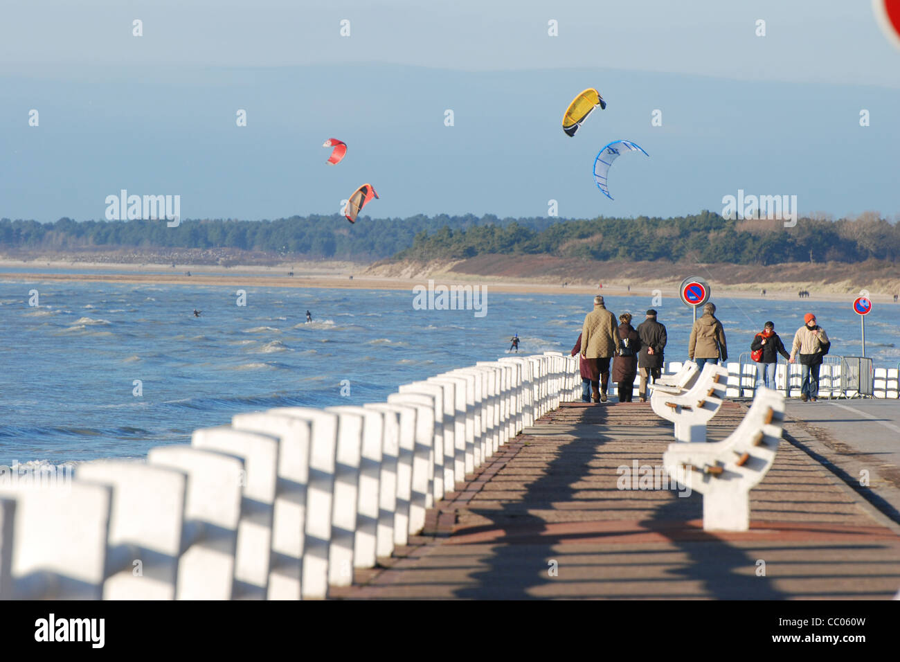 Les poussettes en regardant les KITESURFERS SUR LA MER, LE CROTOY, Baie de Somme, Somme (80), FRANCE Banque D'Images