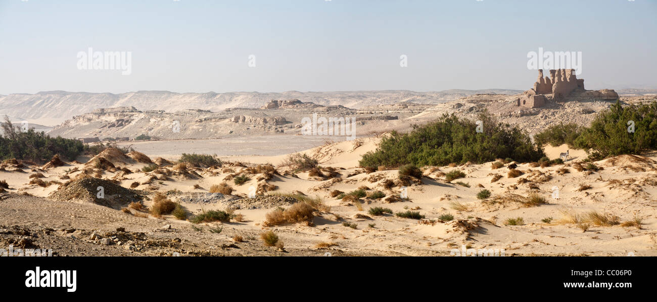 Vue panoramique sur la forteresse romaine et de règlement à Qasr el Labekha dans le désert près de Kharga Oasis Egypte Banque D'Images