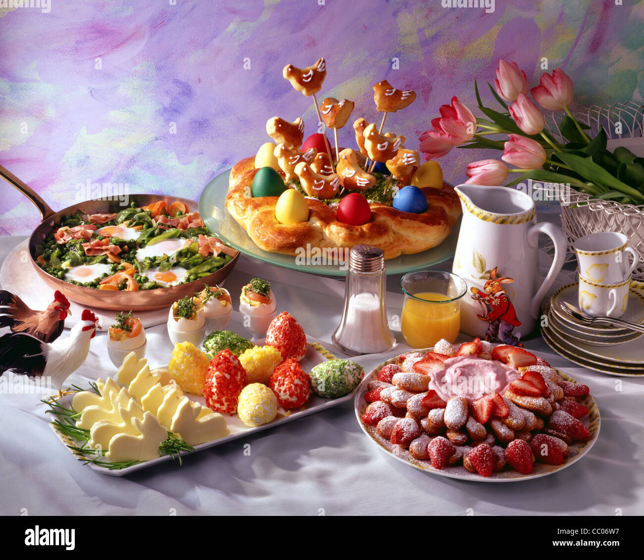 Menu de Pâques œuf frit pan / œufs brouillés avec les oeufs de saumon